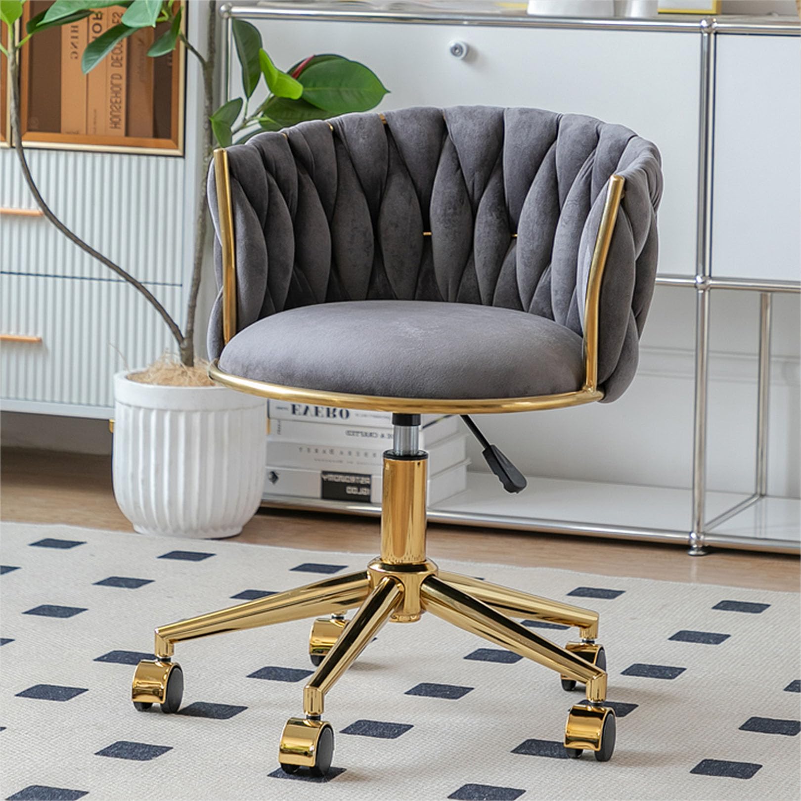 Chaise de bureau ergonomique en velours avec support dorsal moyen et base dorée chic