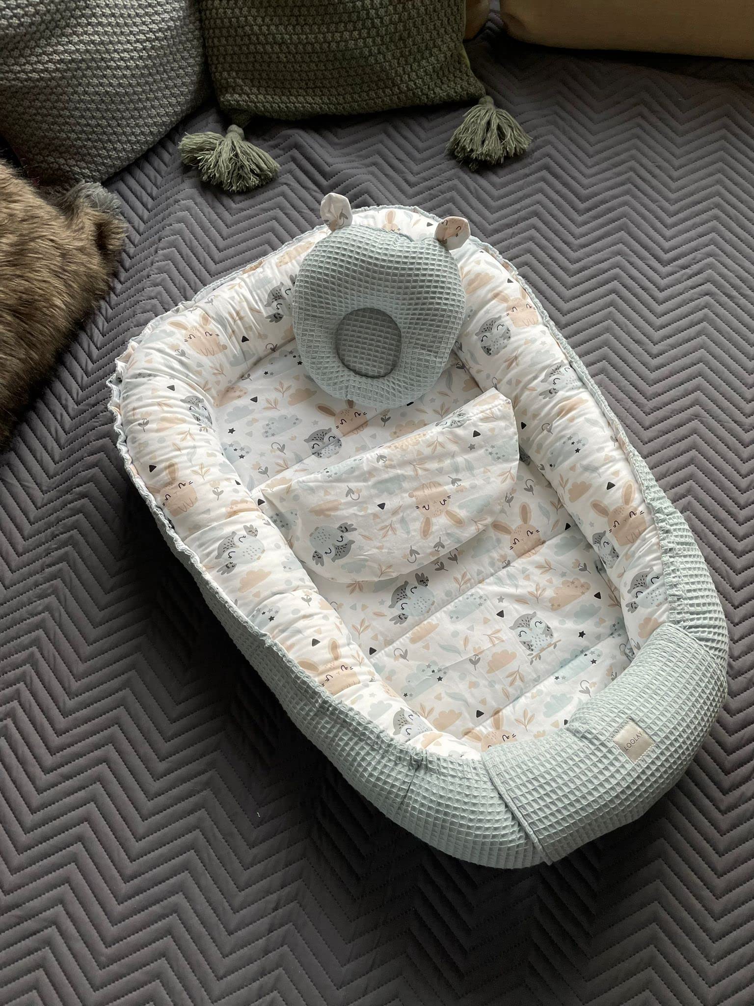 LOOLAY Minze WAFFELPIQUE/HASE Beige-Weiß Babynest Babyaustattung Neugeborene Baby Unterlage Reisebett Nestchen Solo/o. in Premium Geschenk Sets (Nestchen + MATRATZE (Ersatzboden) + Bärchen)