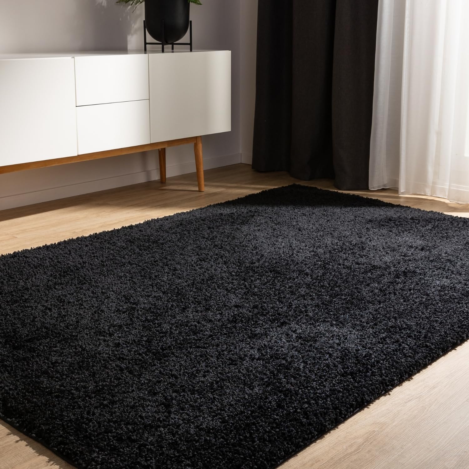benuta Basic Hochflorteppich Teppich Wohnzimmer Sohari - Schwarz 80x150 cm - Minimalistischer Look - Weich & Waschbar - Für Schlafzimmer, Flur oder Esszimmer - Geeignet für Fußbodenheizung