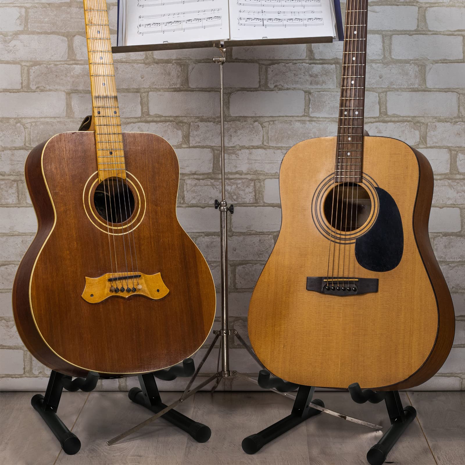 Sadnyy Gitarrenständer, zusammenklappbar, universal, montiert, schwarz, ein Rahmenständer mit sicherem Verschluss, rutschfeste Gummi- und weiche Schaumstoffarme, Gitarrenständer für die meisten