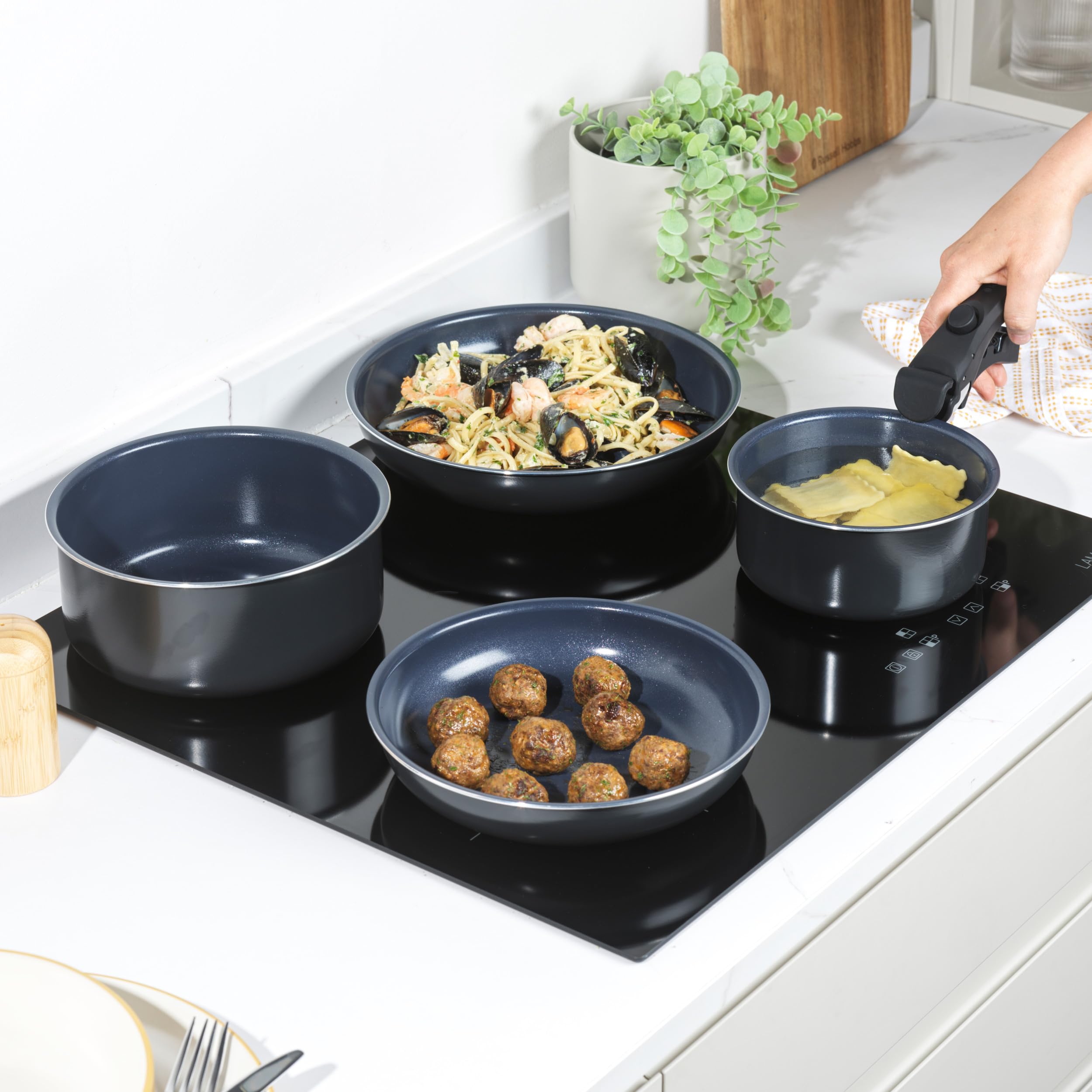 Russell Hobbs RH03319EU7 Smart Clip - Set di 5 padelle e padelle antiaderenti in ceramica con manico staccabile, design impilabile, senza PFA, adatta al forno a induzione, blu marino