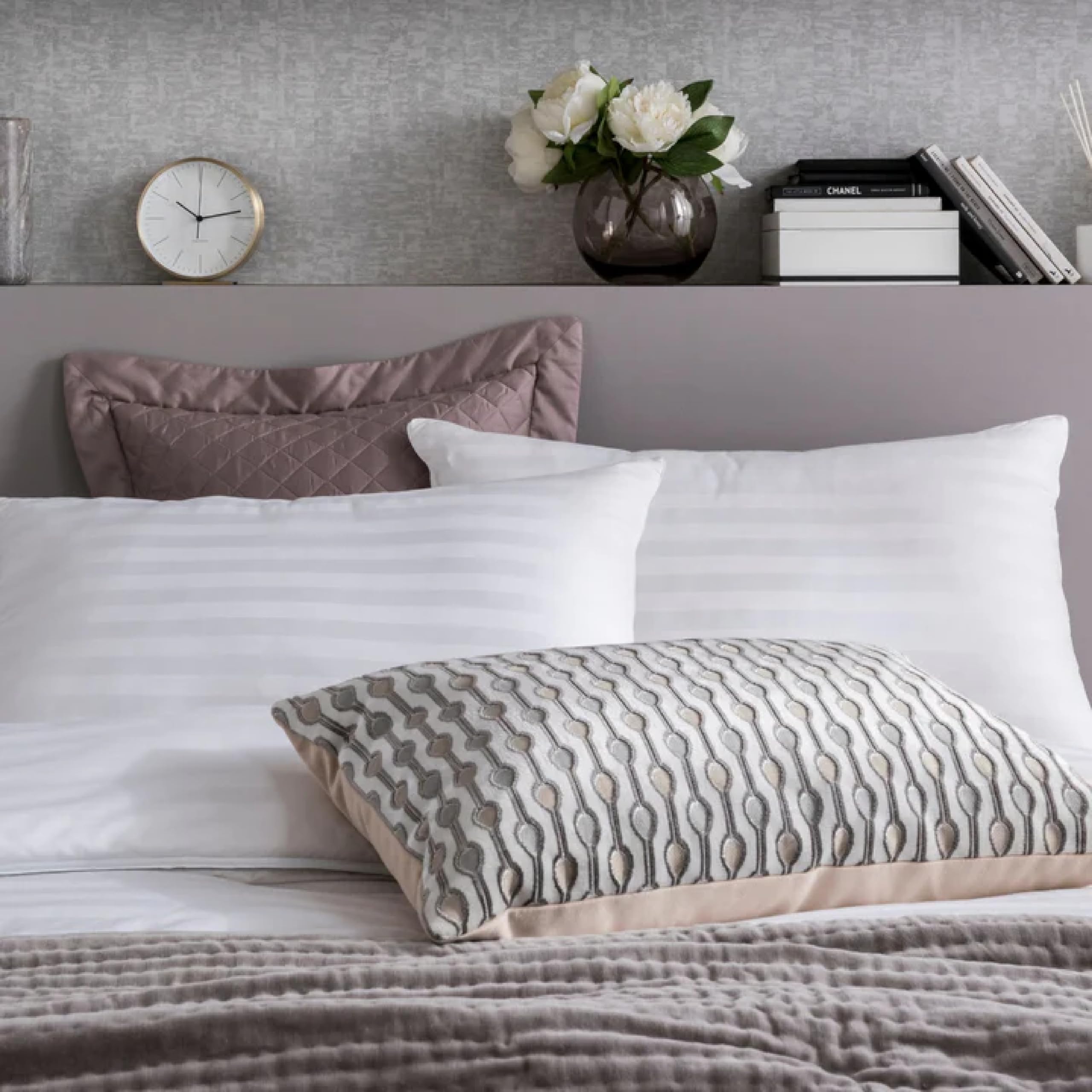 Fine BeddingThe Company - Boutique Silk Pillow - Luxury Hotel - Medium/Firm Support - Machine Washable