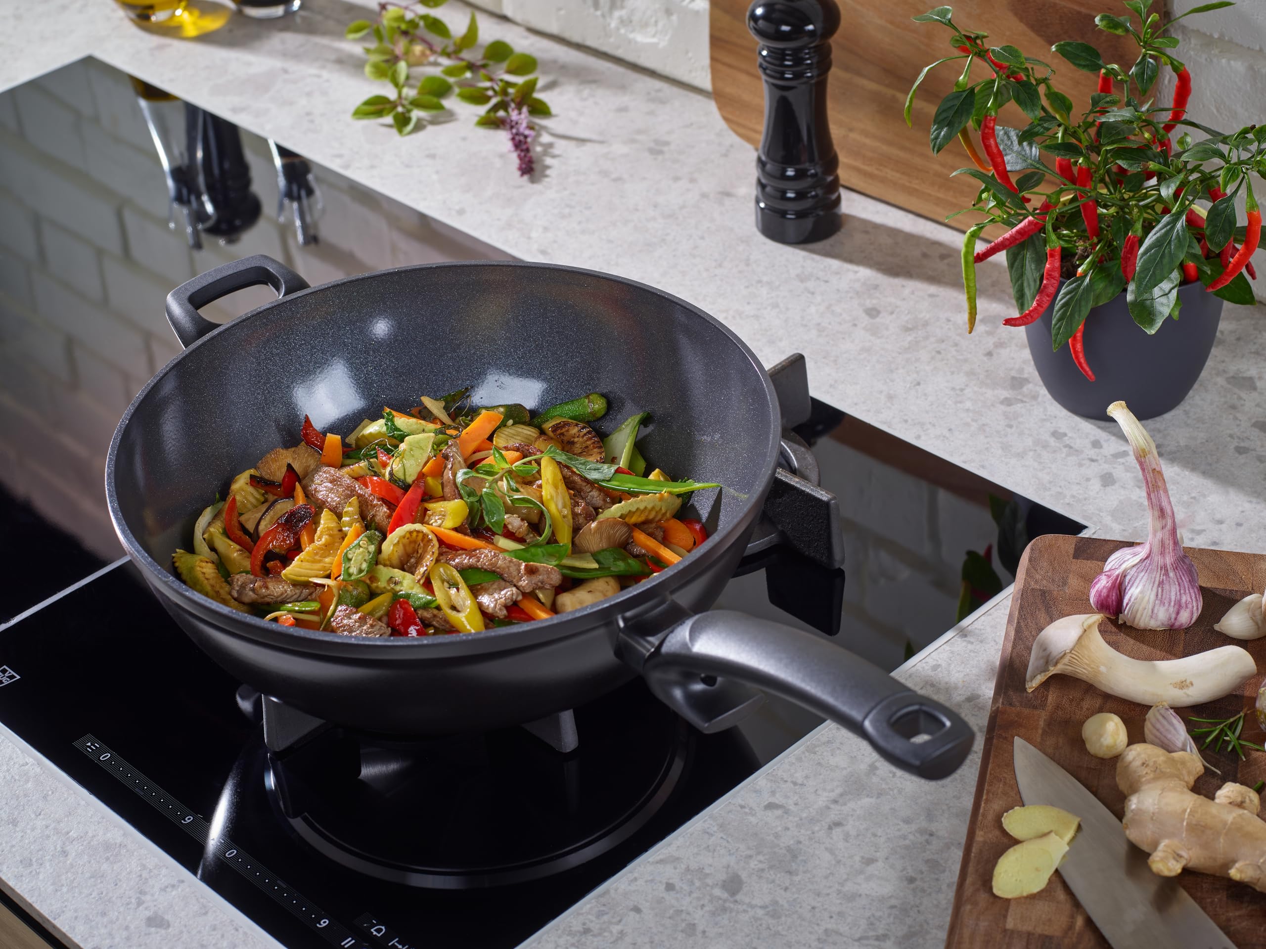 Fissler Ceratal Orbit Black/Aluminium-Wok (Ø 32 cm, 6 L) große Keramik-Bratpfanne beschichtet antihaftend, hoher Rand, Made in Germany – Induktion