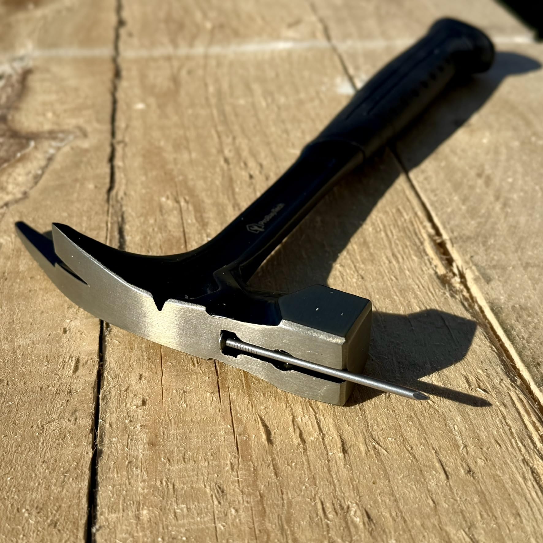 ProHit600RB Latthammer 600 g mit rauer Bahn, vollgeschmiedeter Zimmermannshammer mit magnetischem Nagelhalter und ergonomischem Griff
