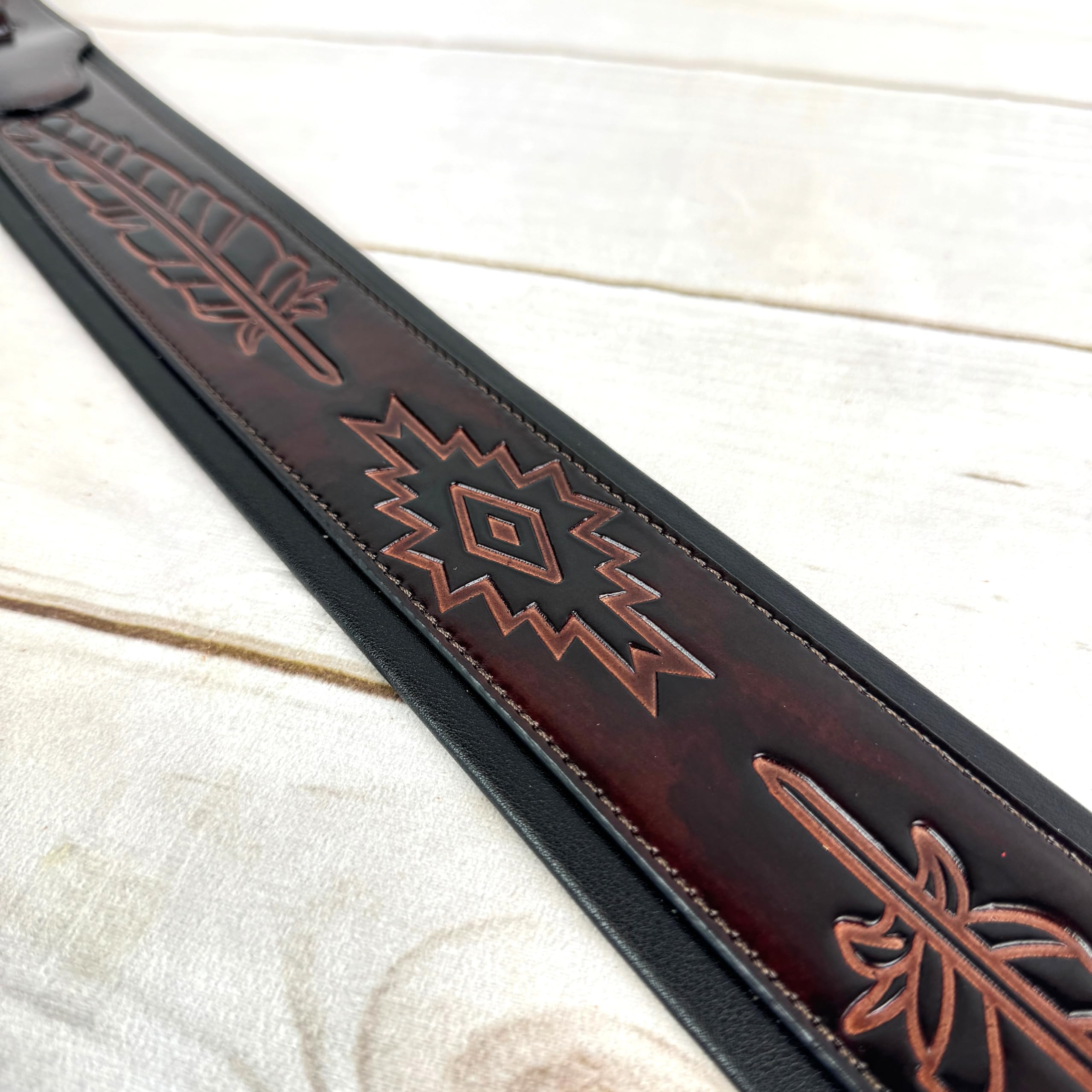 Walker & Williams GB-134 Oxblood Brown indiańskie pióro wyściełany pasek gitarowy