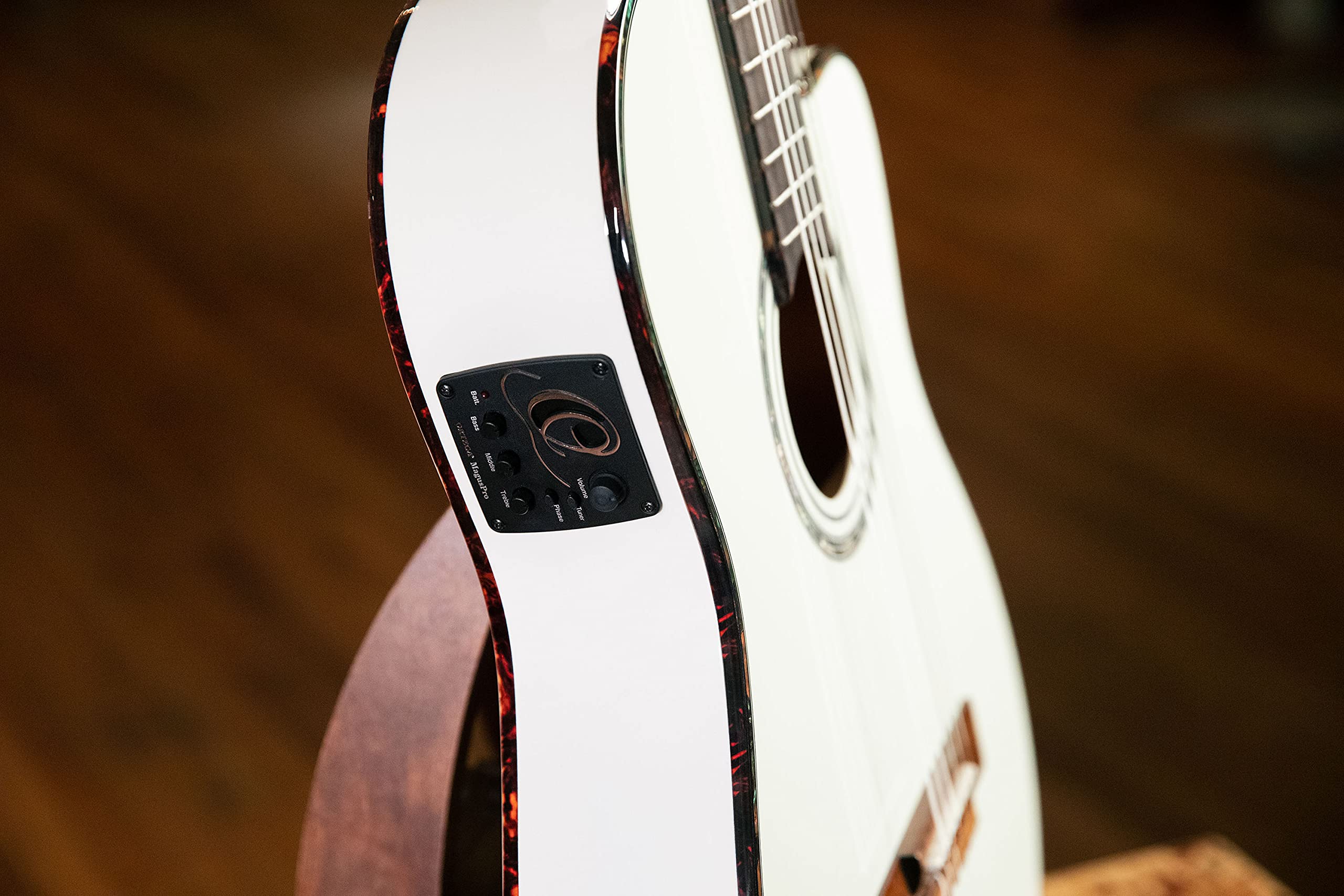 Ortega Guitars Guitare Classique Électro-Acoustique – 4/4, Slim Neck, Format Thinline – Family Series Pro – Housse Incluse – Épicéa Engelmann Massif / Acajou, Blanc (RCE145WH)
