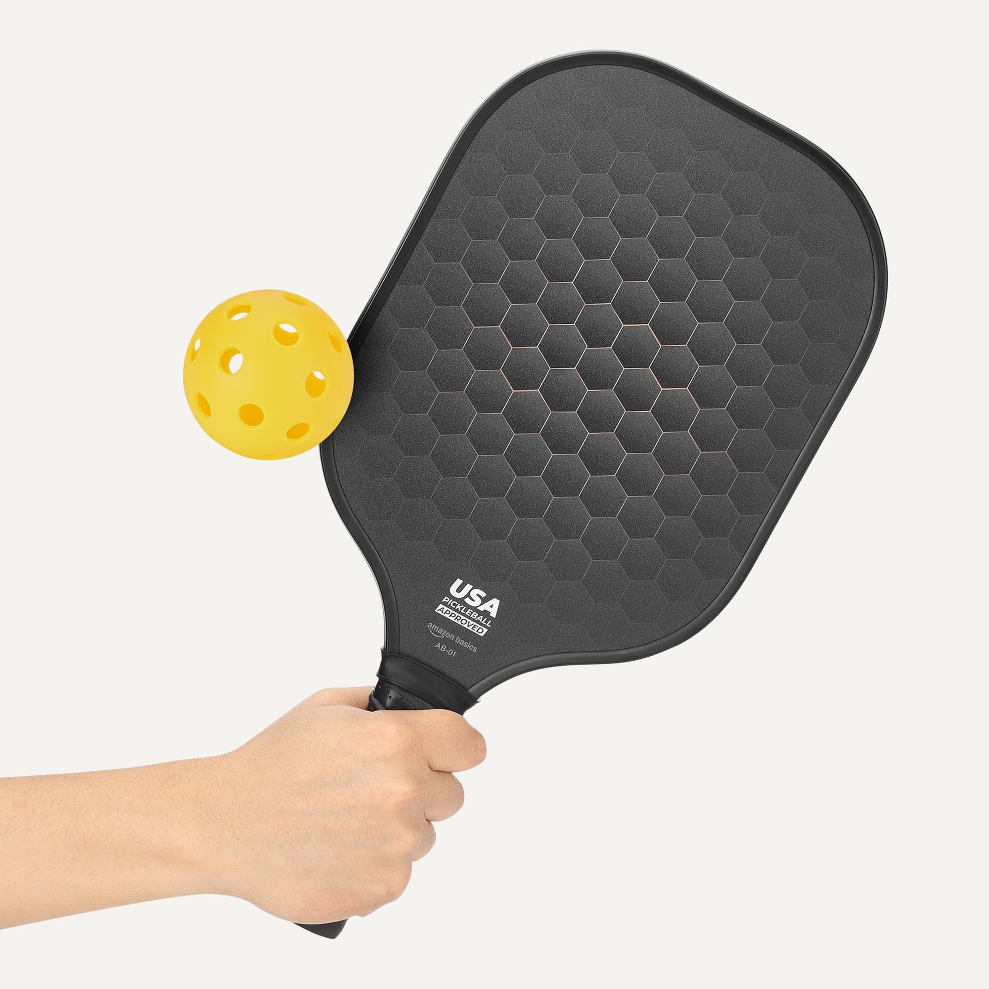 Amazon Basics Set di 2 Racchette da Pickleball Approvate USAPA con Telaio in Vetro, 4 Palline e 2 Impugnature, Nero Stealth