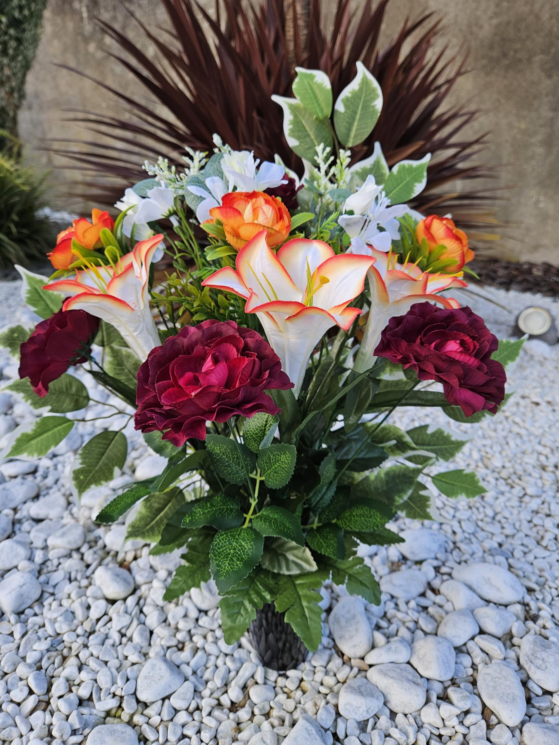 Composition de Fleurs Artificielles en Cône Lesté Ciment pour Une Parfaite Tenue à L' extérieur. Réalisé par nos Soins, Réalisé par nos Soins, Fleurs de Qualité.