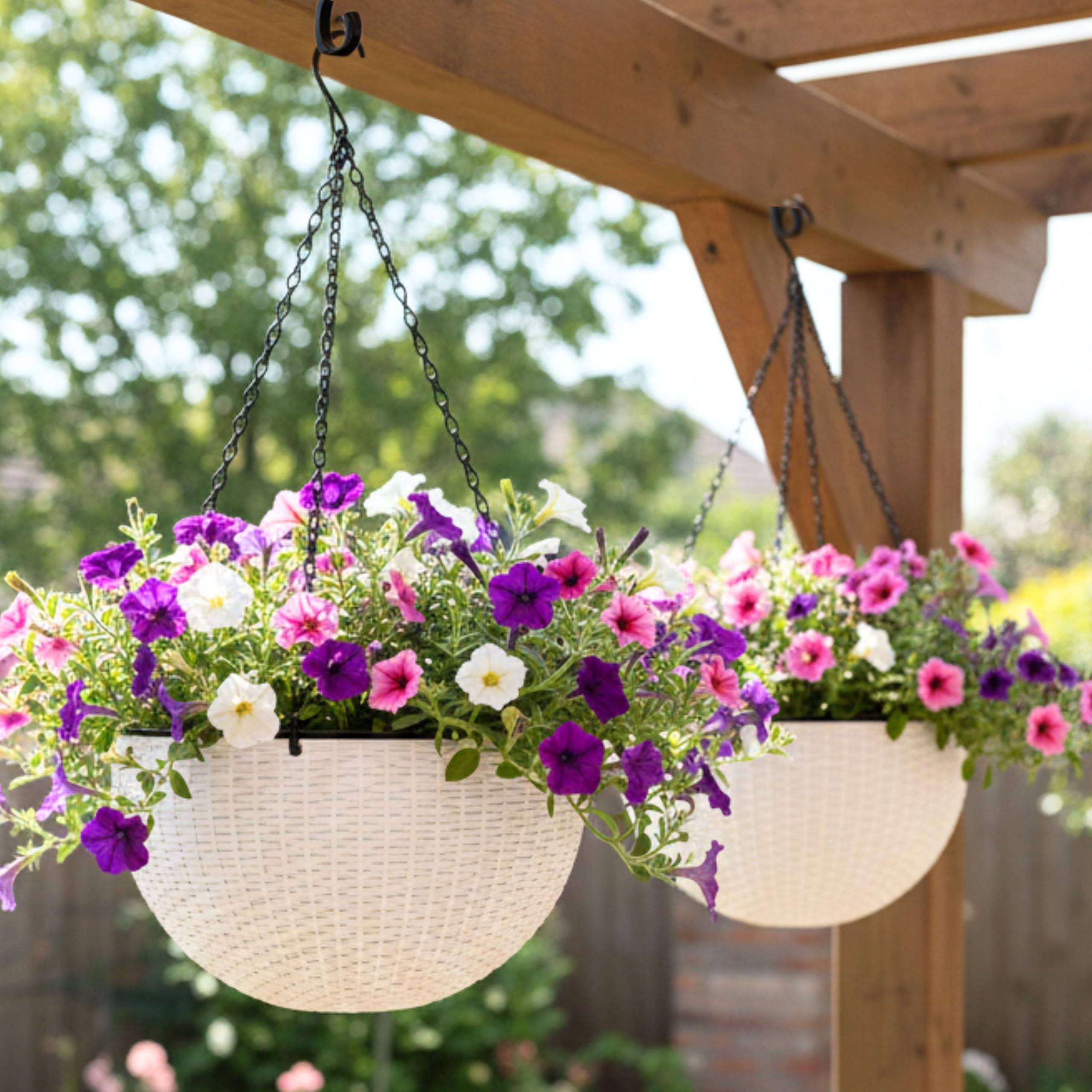 LáLáGreen Pot de Fleurs Suspendu Auto-Arrosant 28 cm avec Indicateur de Niveau d'eau, Jardinière Ronde Aspect Rotin avec Chaîne en Métal pour Balcon, Terrasse et Jardin (Blanche, 2)