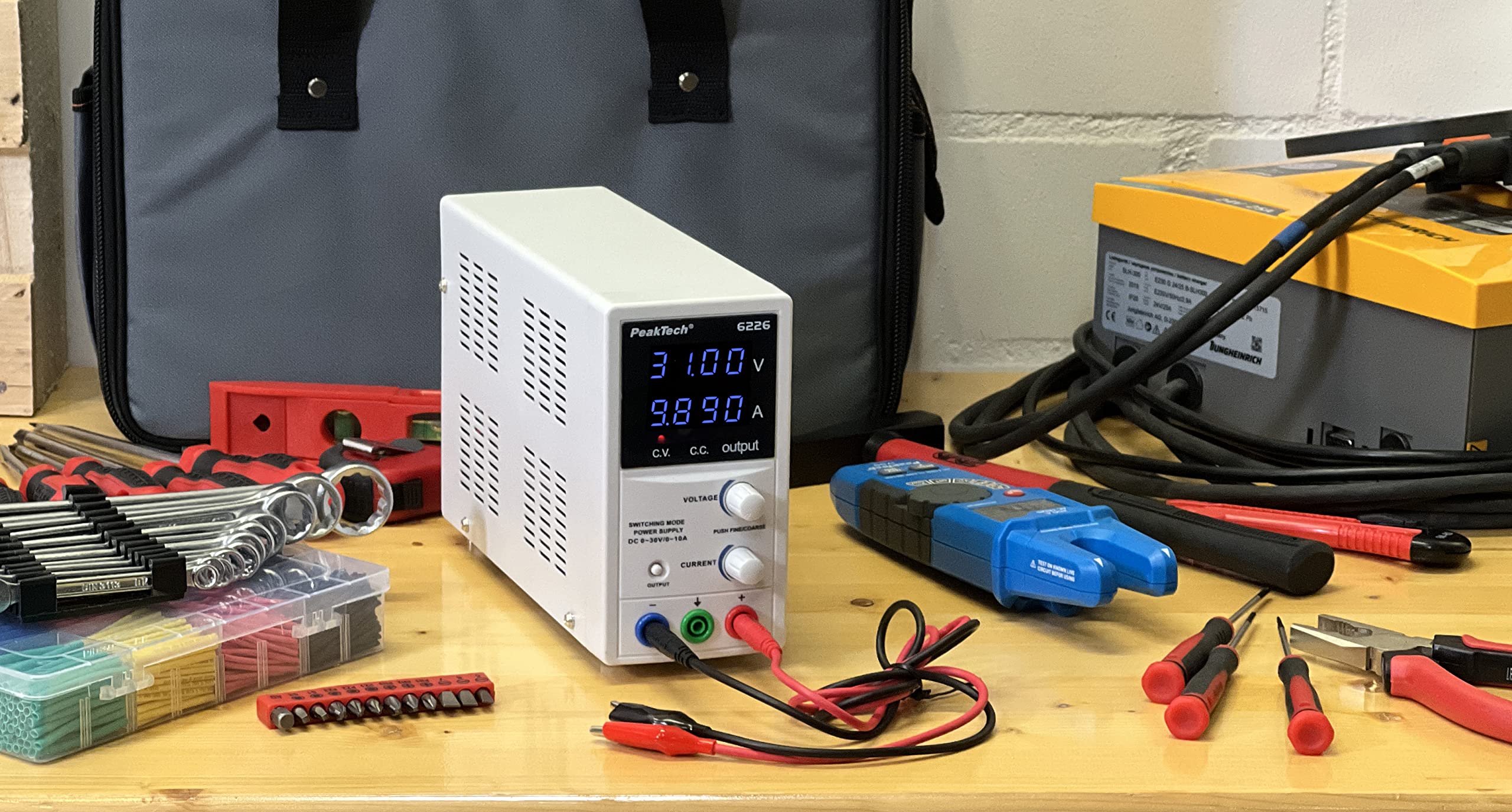 PeakTech P 6226 – Labornetzteil 0-30V/ 0-10A, Regelbar, Labornetzgerät DC mit Blauer 4-Stelliger Anzeige, Stabilisiertes Schaltnetzteil, Überlast- und Kurzschlussfest, schmale Bauform