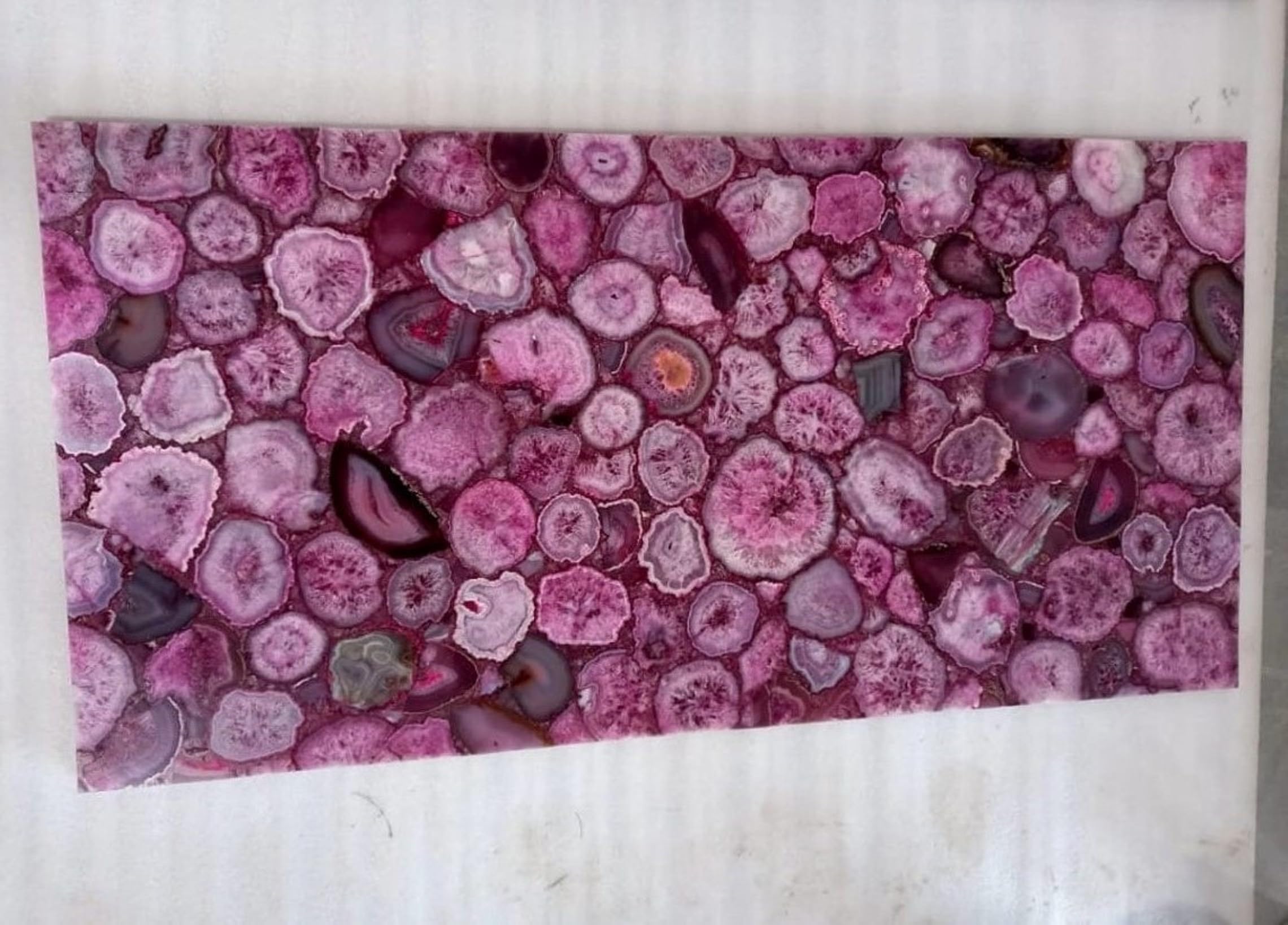 Table basse carrée résine agate rose pour un salon chaleureux
