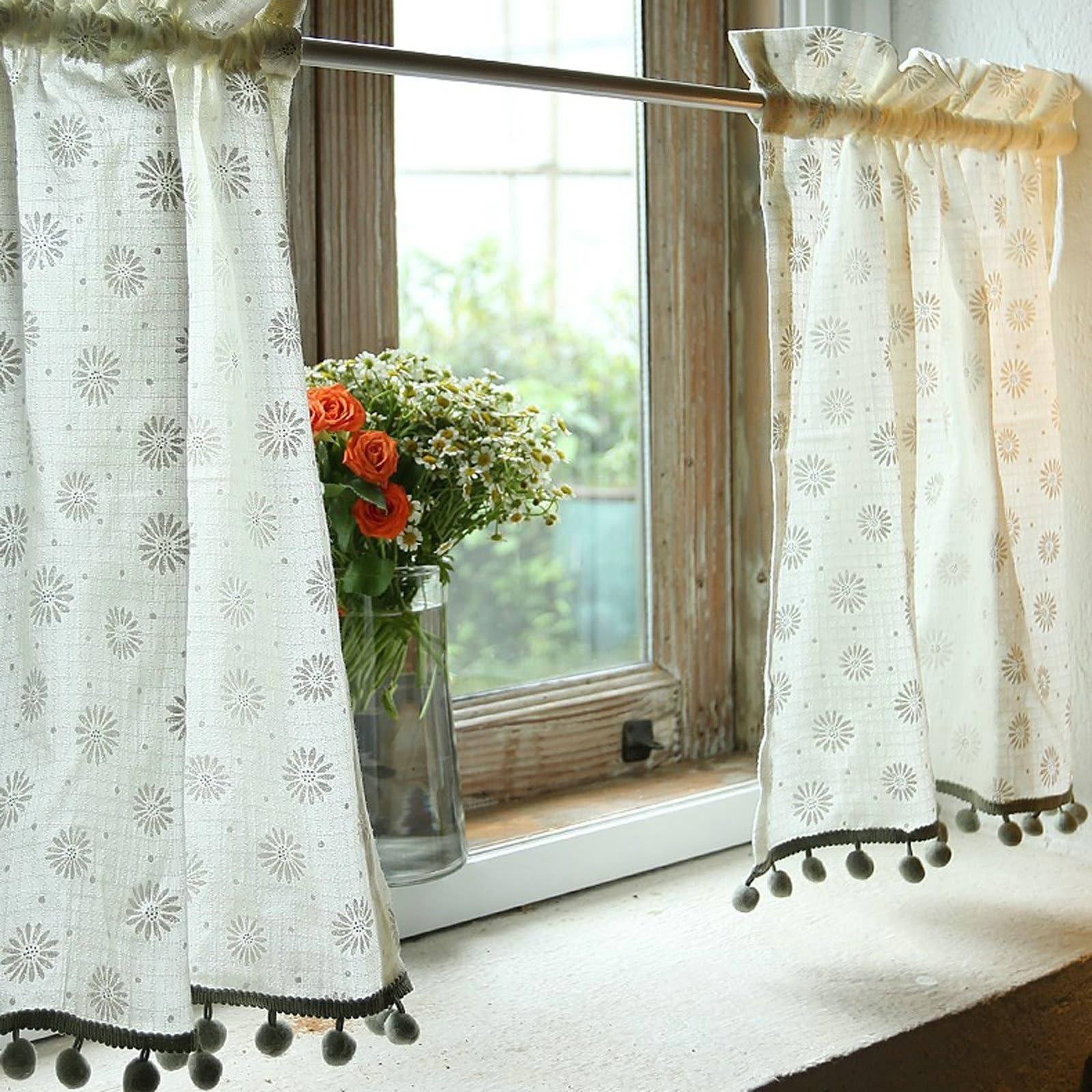 Scheibengardine Voile 120 x 60cm(HxB), 2Pcs Gänseblümchen Muster mit Bommeln Küchenvorhänge Modern Rod Pocket Baumwolle Leinen Voile Gardinen für Küche Fenster Vorhänge, Weiß Grau