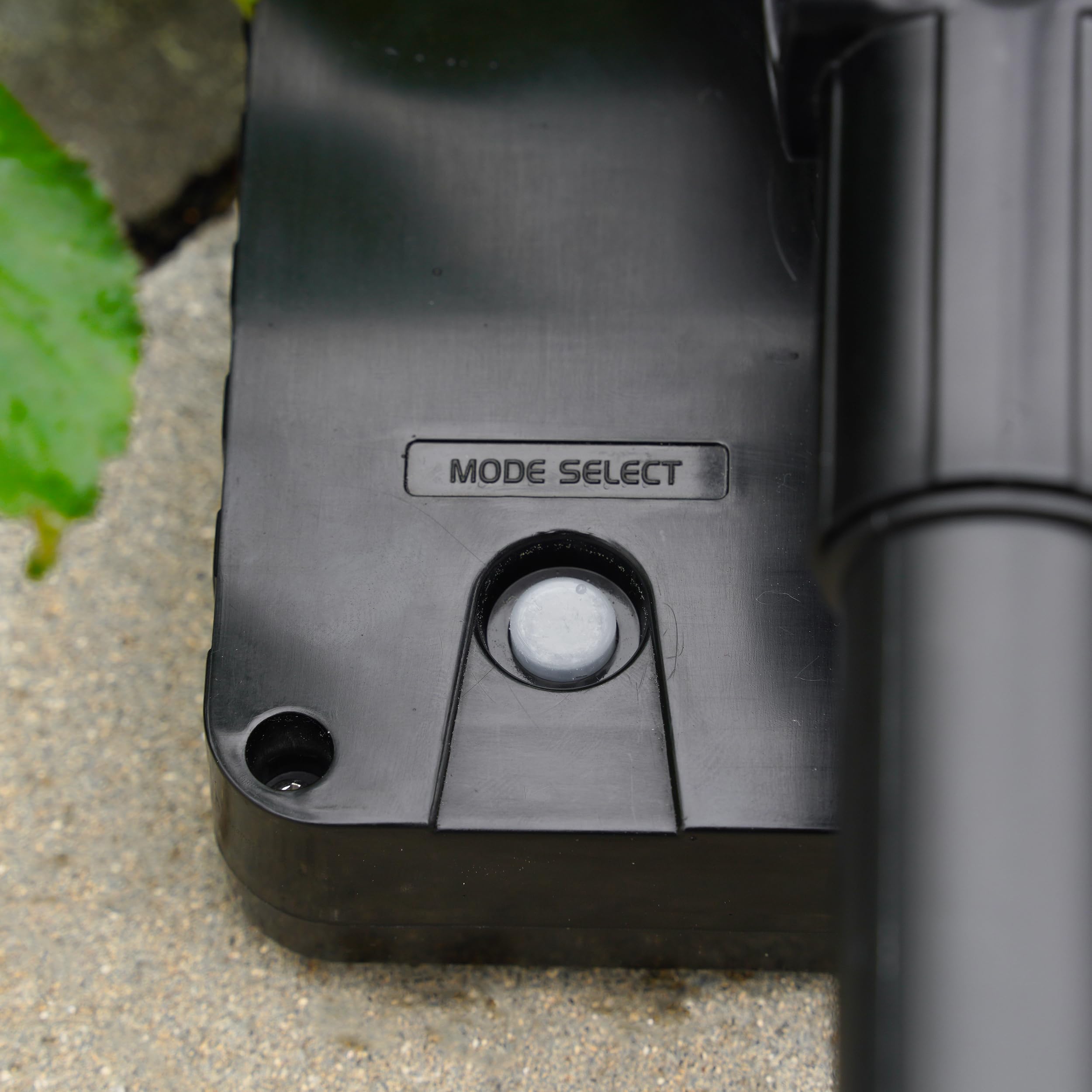 Esotec kompaktes Solar Bewässerungssystem Waterdrops 20 – Automatischer Bewässerungscomputer, 20 Wassertropfer, Timer, energieeffiziente Tropfbewässerung für Garten Balkon Beete & Pflanzgefäße 101129