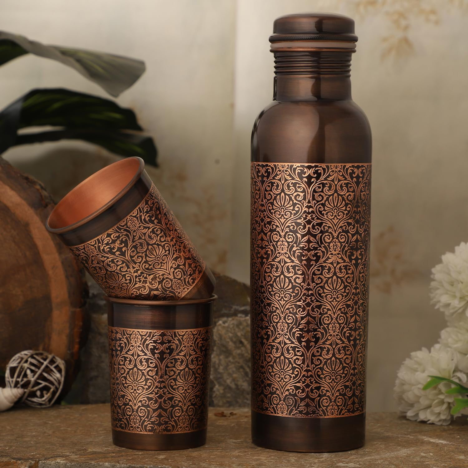 ANCIENTIMPEX Bouteille d'eau en cuivre avec 2 gobelets | Bouteille en cuivre pur à motif floral et 2 verres | Avantages pour la santé ayurvédique | Coffret cadeau respectueux de l'environnement