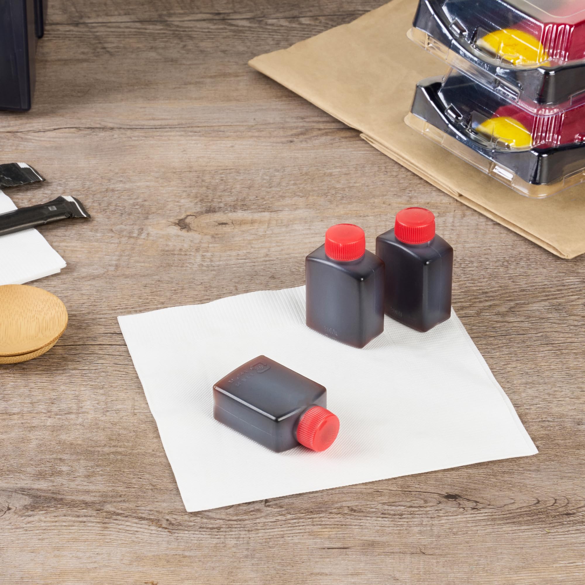 Restaurantware -Bento Tek - Mini botellas de salsa de soja de 1 onza, 100 mini botellas desechables para condimentos con tapas rojas, paquete de condimentos, vinagre o salsa, botellas de plástico