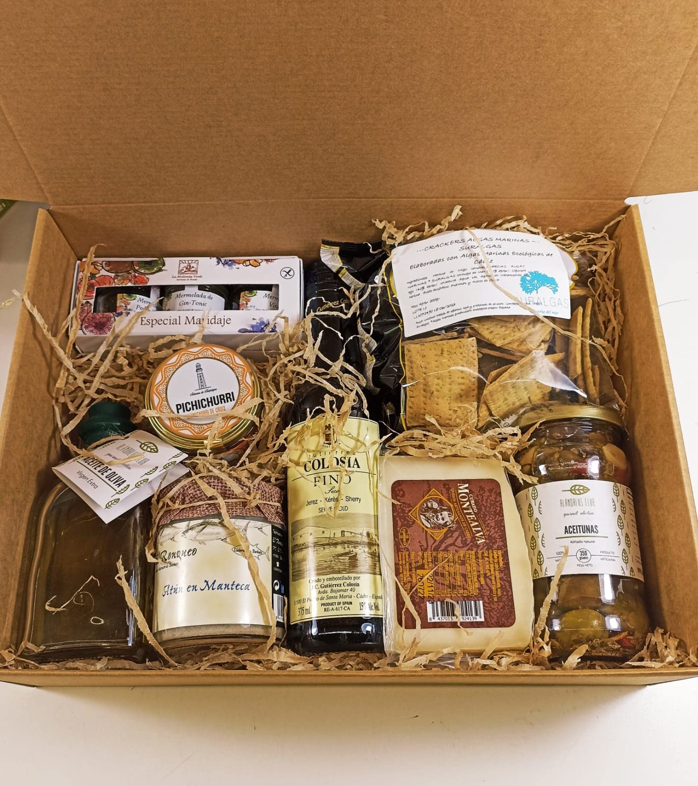 Cesta gourmet con queso curado, fino y aceite de oliva