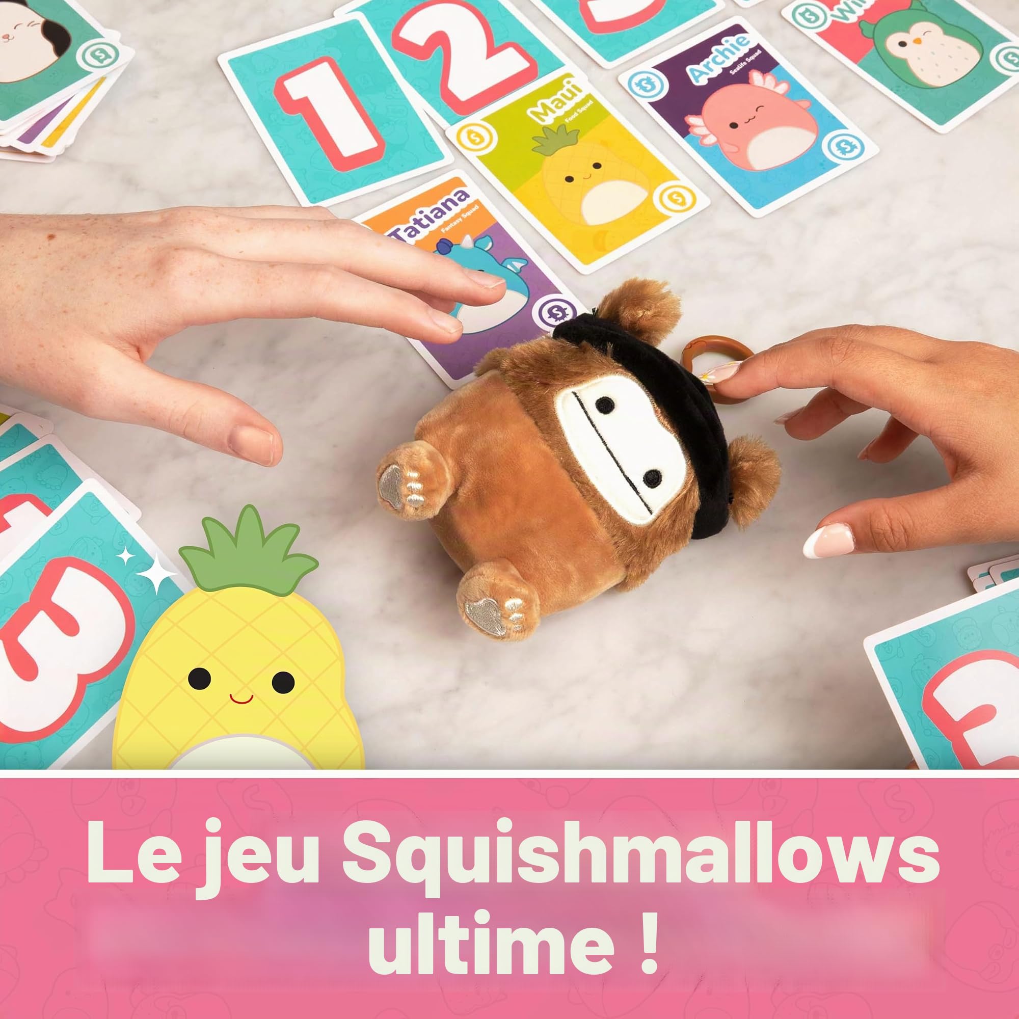 WHAT DO YOU MEME? Squishmallows Take4 : Le jeu de cartes familial au rythme rapide, idéal pour les garçons et les filles de 8 ans et plus, comprend Benny The Bigfoot Squishmallow, des jeux de vacances