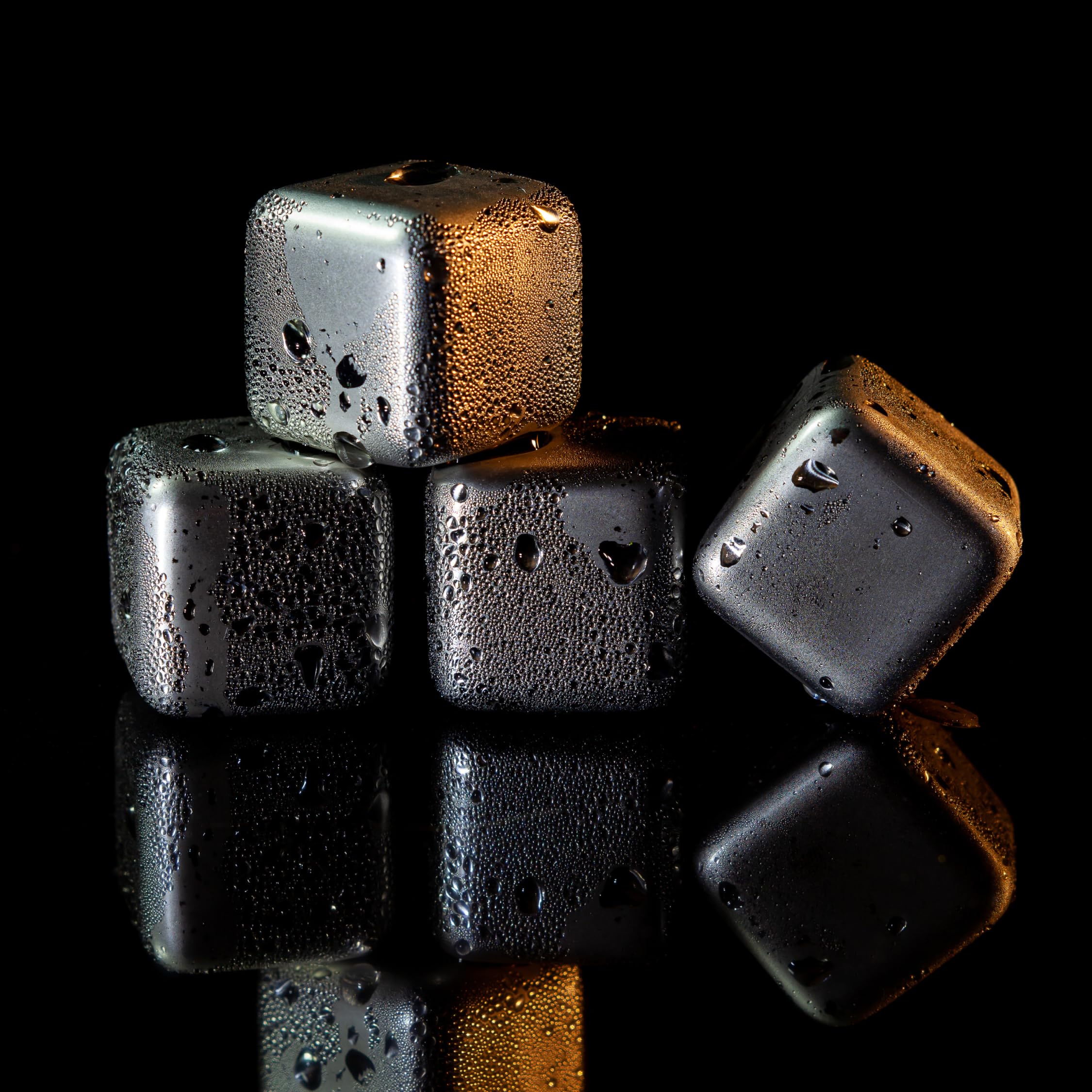Kitchtic 16 Edelstahl Eiswürfel - Wiederverwendbare Eiswürfel - Rostbeständiger Metallstein zum Kühlen von Wein, Whiskey, und Mehr ohne zu Verdünnen - 2,6x2,6x2,6 cm, Silber - 16 Stück