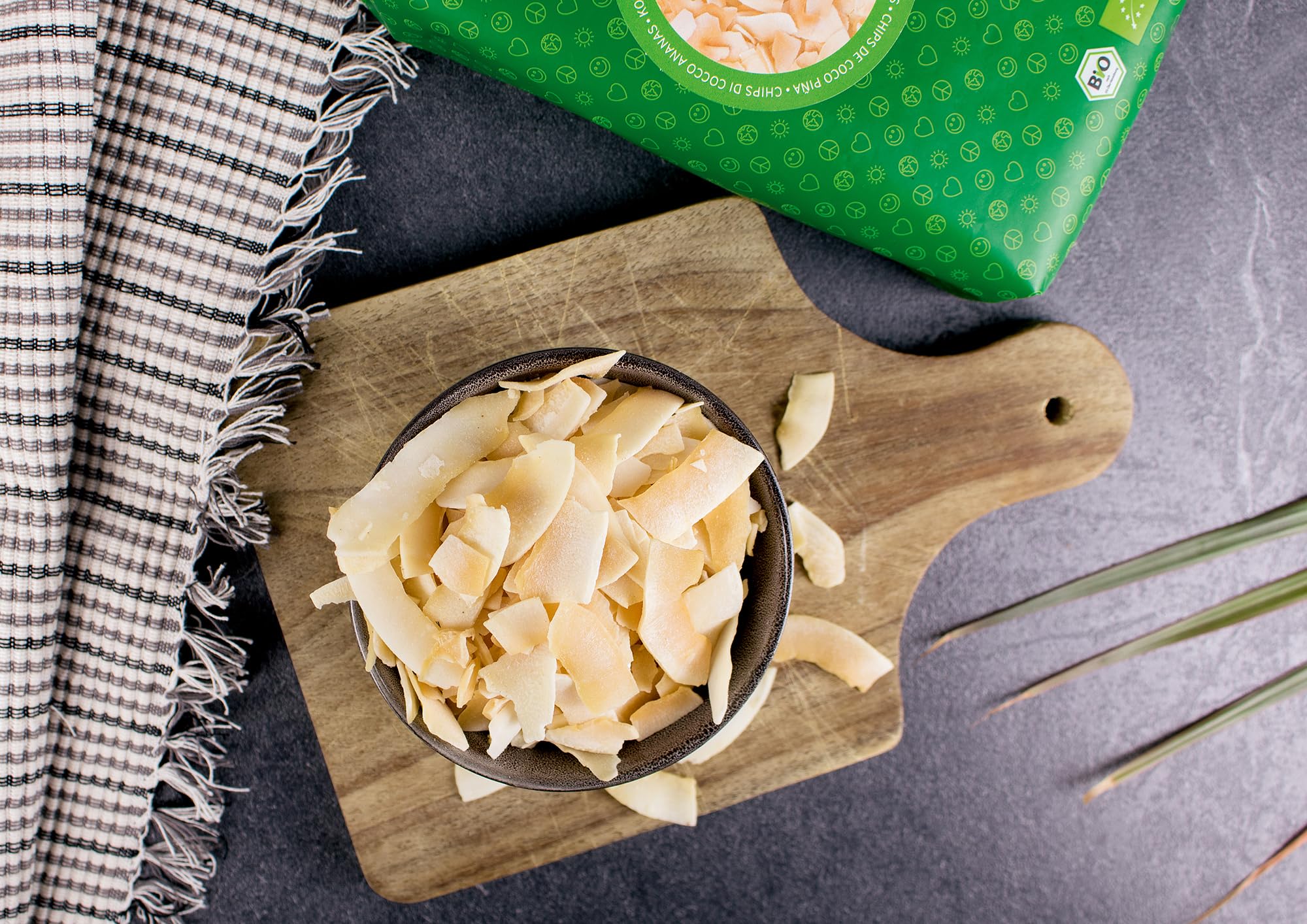 Mundo Feliz Chips de Coco Ecológicos, Tostados y Aromatizados con Exquisita Piña, 3 x 200 g