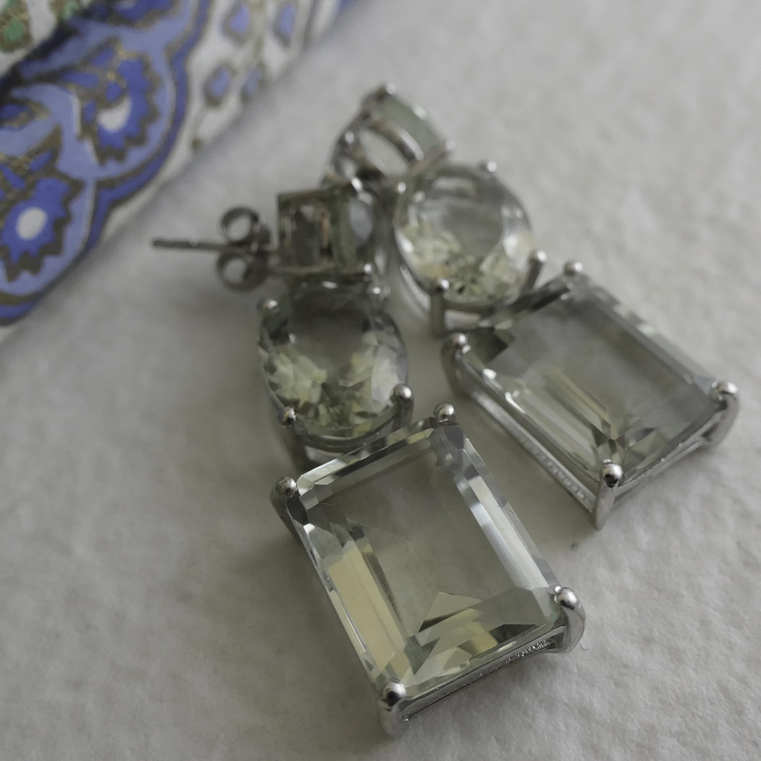 Aretes largos de plata esterlina con amatista verde