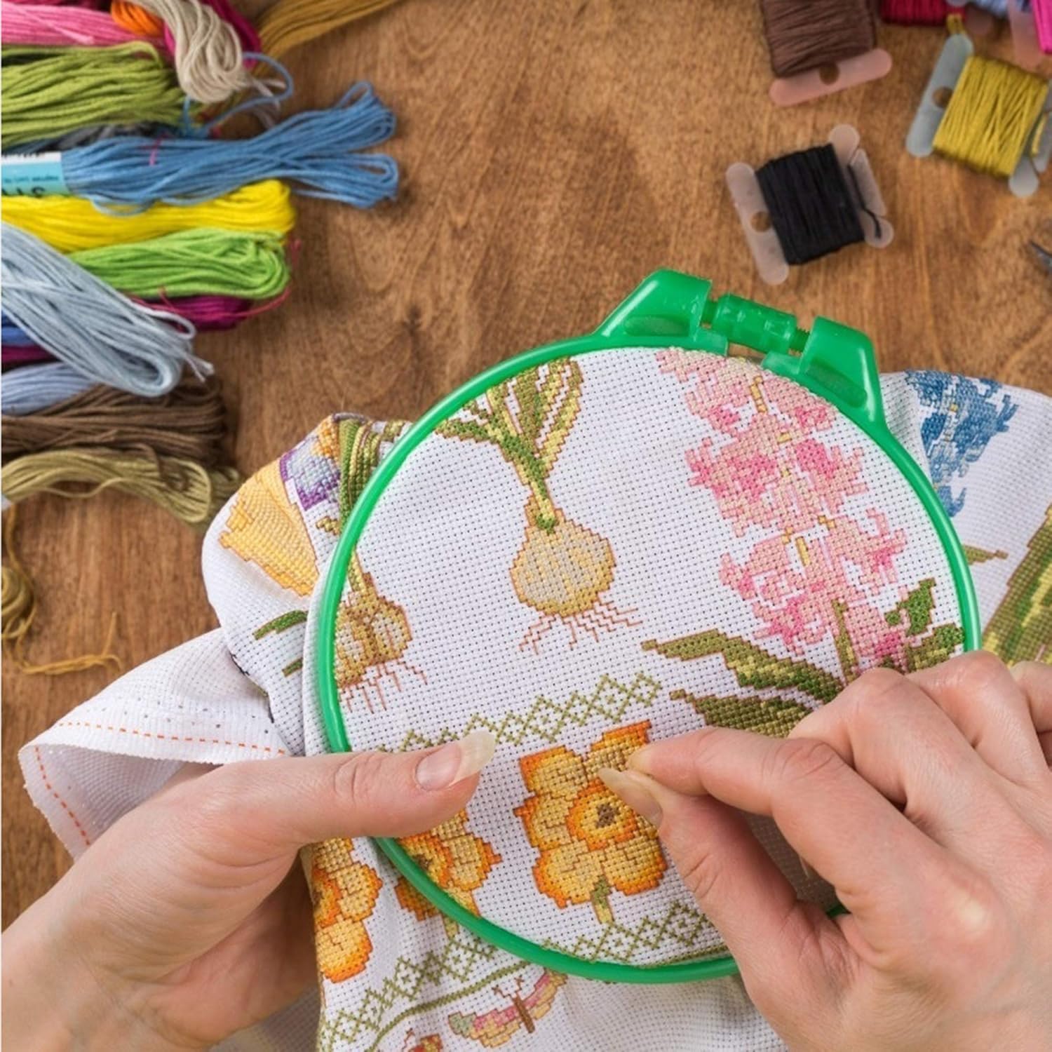 Stickgarn aus Baumwolle, Embroidery Floss in Regenbogenfarben Perfekt für Freundschaftsbänder, Kreuzstich, Stickerei, Freundschaftsbänder, Basteln (150 Farben)