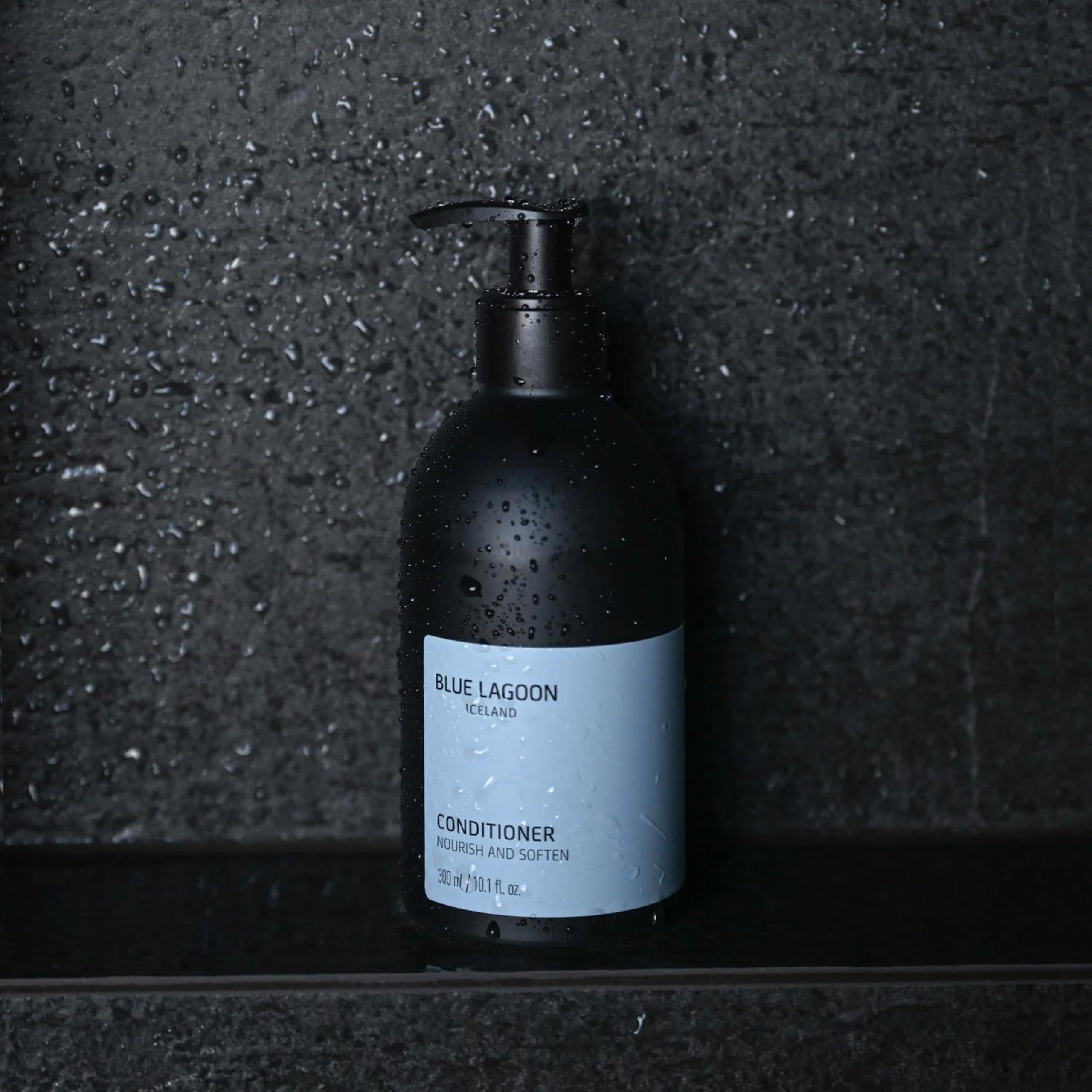 Blue Lagoon Skincare Conditioner - Mit Blue Lagoon Meereswasser - Pflegt, spendet Feuchtigkeit, entwirrt & macht das Haar geschmeidig - Cremige, leichte Textur - Für alle Haartypen - 300ML