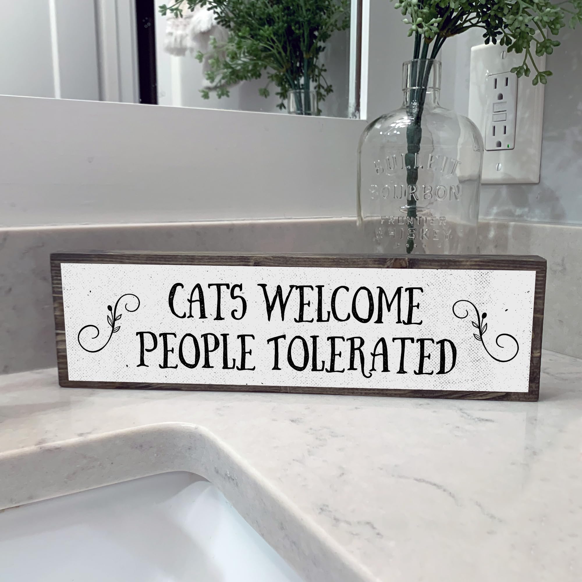 Letrero de madera con metal con texto en inglés "Cats Welcome People Tolerated", regalos geniales para los amantes de los gatos, decoración de gatos, regalo para mujer loca