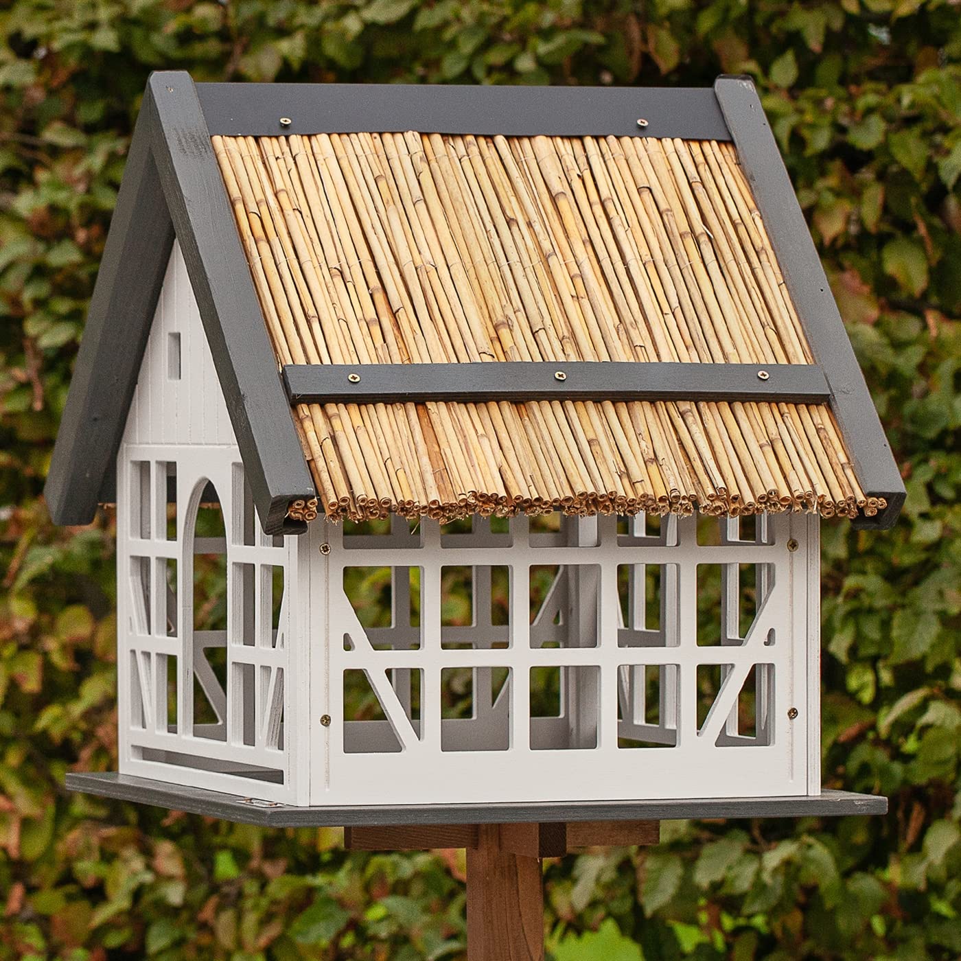 VOSS.garden Vogelhaus Lindau, Fachwerkstil, praktische Reinigungsöffnung, Dach mit doppelter Reetlage, Vogelfutterstation Futterhaus Futterplatz