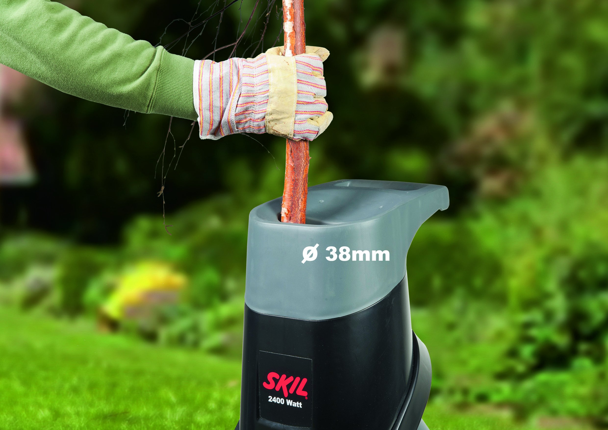 Skil 0770AA - Biotrituradora de ramas eléctrica de cuchillas (2400 W, capacidad de corte: 38 mm, bolsa de recogida grande)