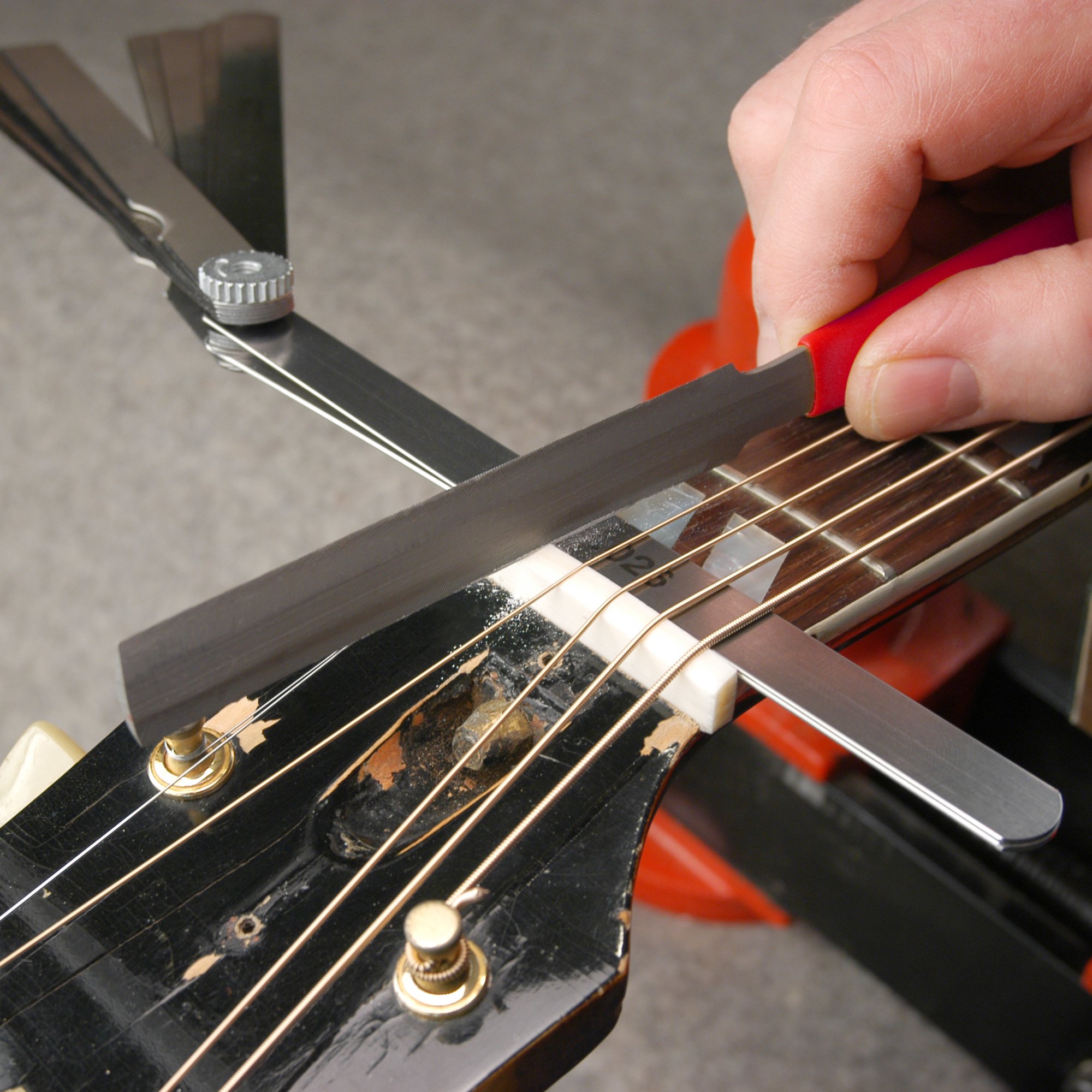 StewMac spessimetro a 11 lame per setup chitarra, misure in pollici | Undici lame graduate misurano giochi minimi su relief, capotasto, pickup e hardware con letture imperiali ripetibili.