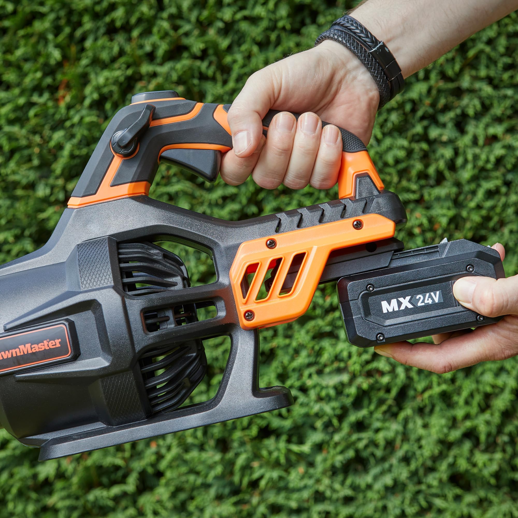 LawnMaster Soplador Hojas a batería 24V MX con Modo Turbo | Inalámbrico, batería 4Ah con cargador, flujo de aire potente, control crucero y tubo soplador desmontable, garantía 2 años