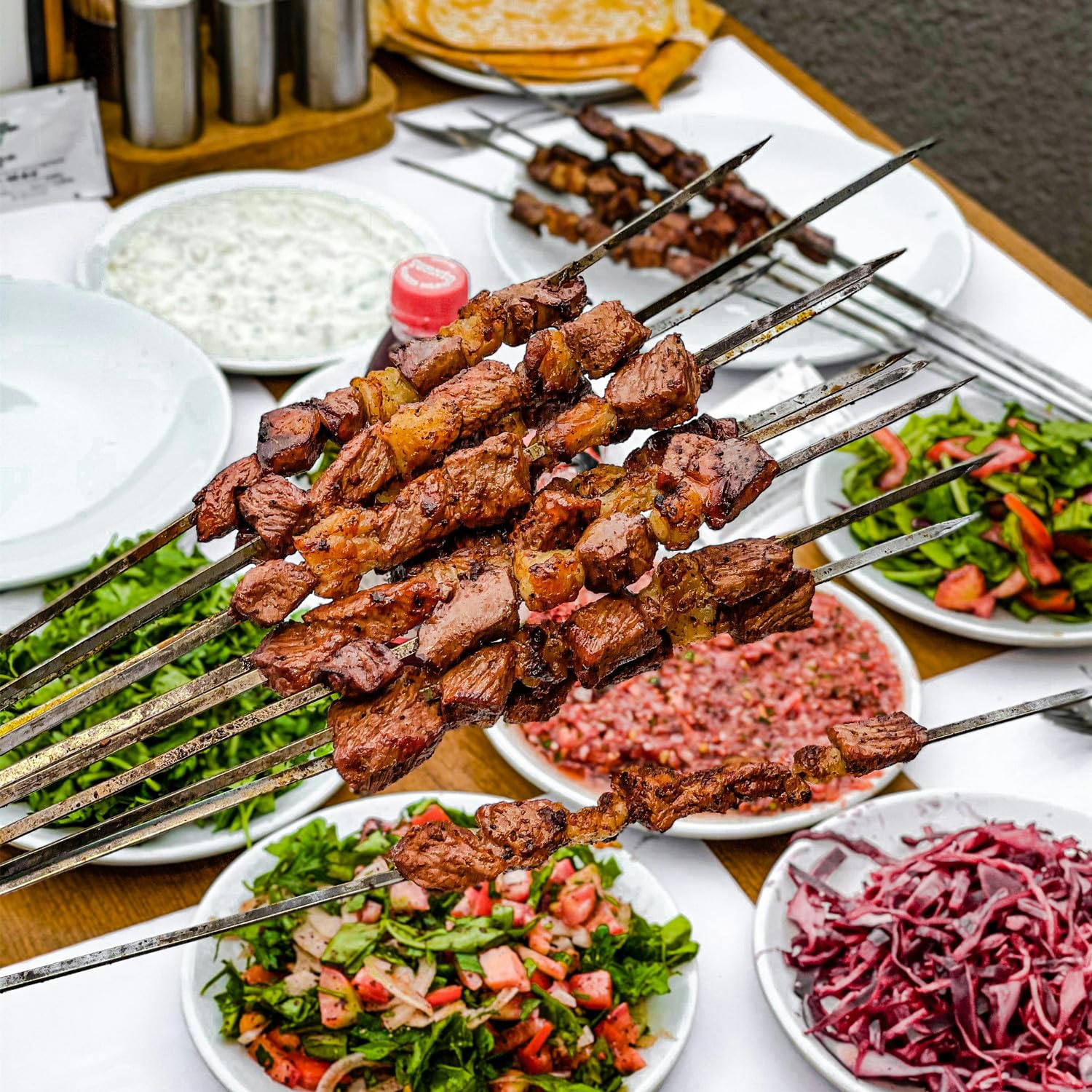 Juego de 50 pinchos de kabob, de metal de 14 pulgadas, planos, largos, con tubo de almacenamiento portátil, pinchos reutilizables de acero inoxidable para acampar al aire libre.