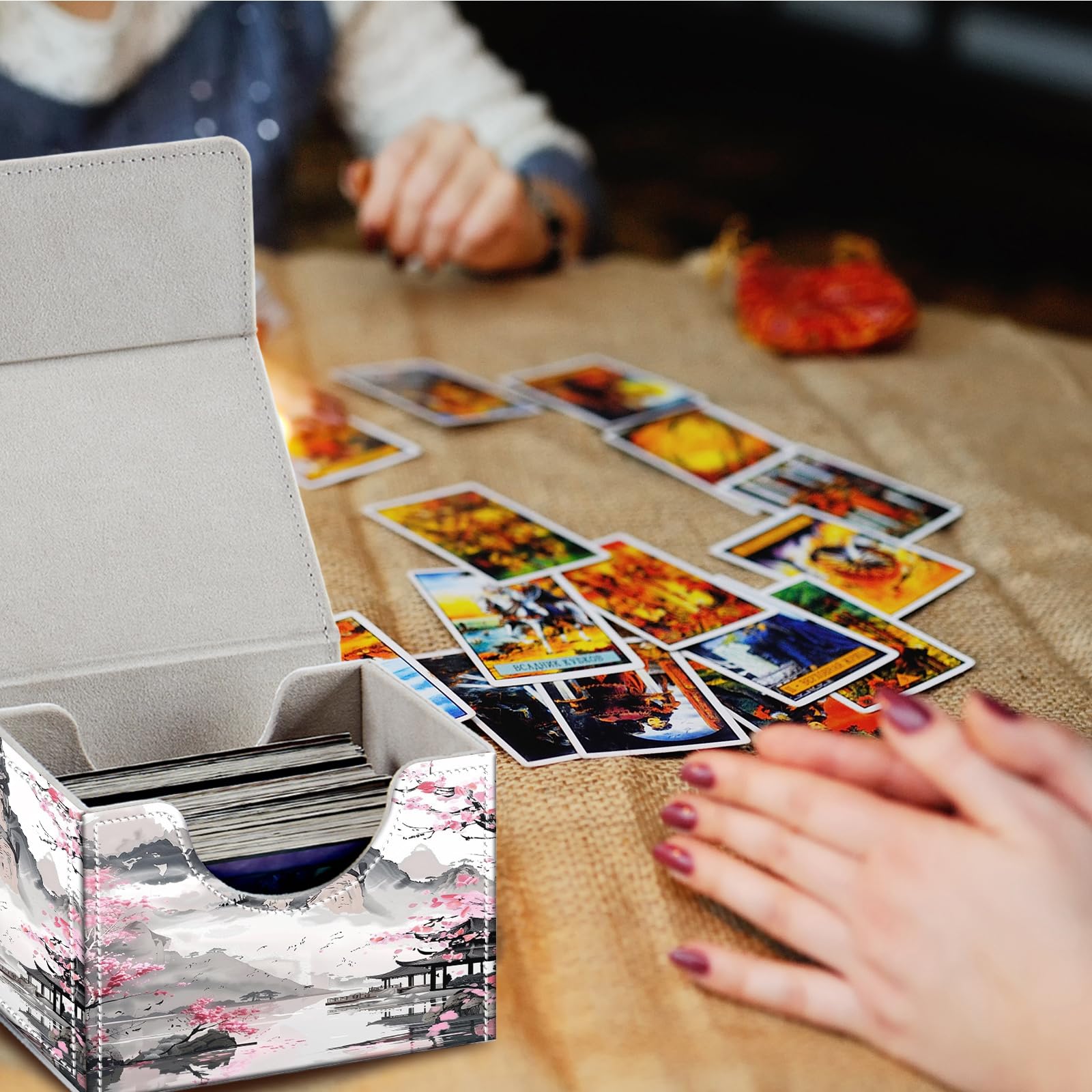 Deck Box Für MTG Commander Mit Magnetverschluss – Inkl. Commander-Display & Würfelablage Für 100+ Karten | In Rot