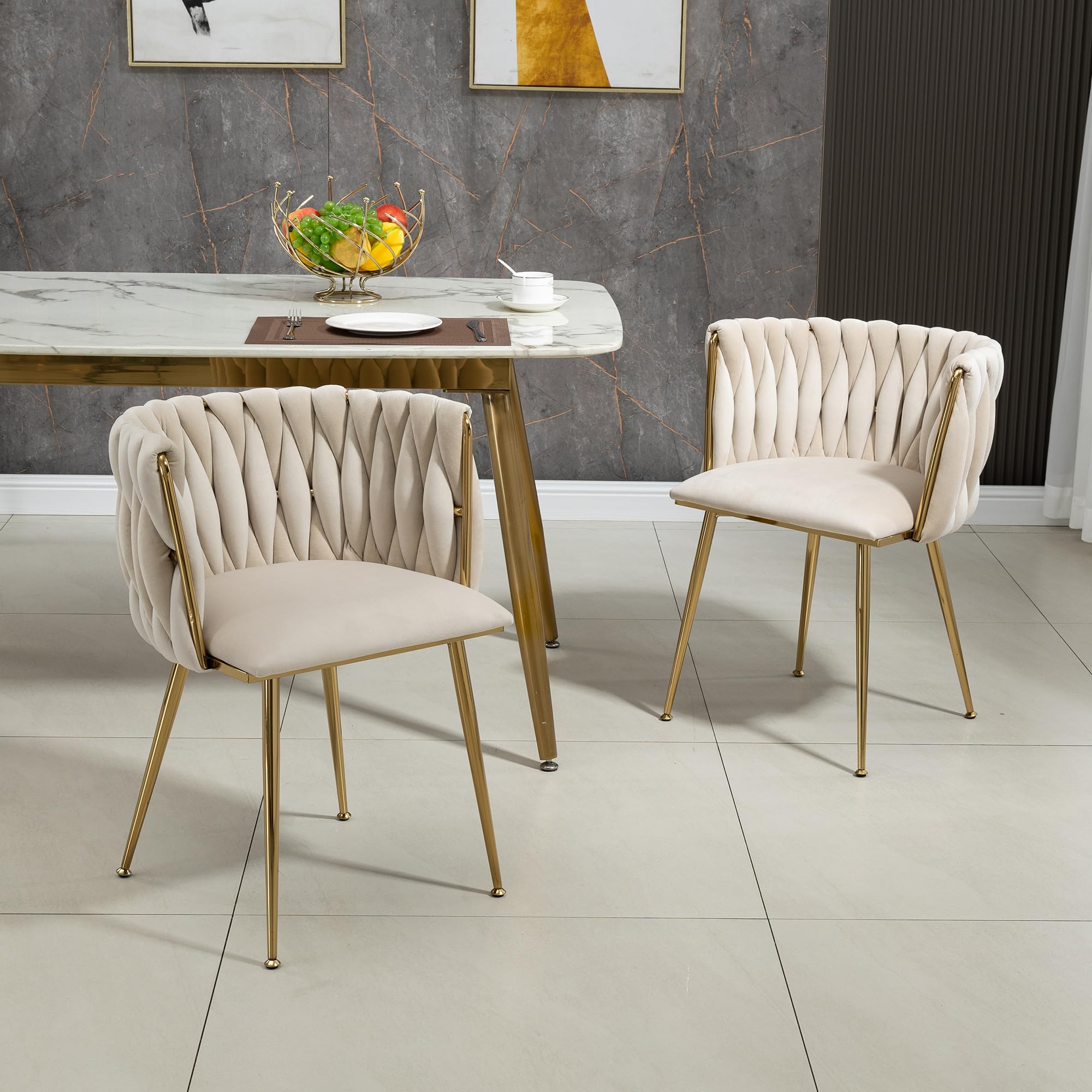 Silla de comedor tapizada en terciopelo beige con patas doradas