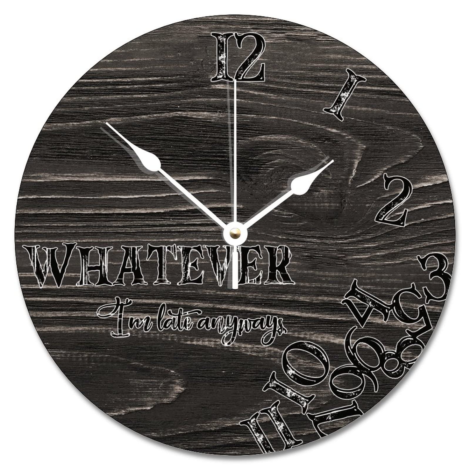 Horloge murale en bois marron foncé pour en finir avec le tic-tac dans le salon