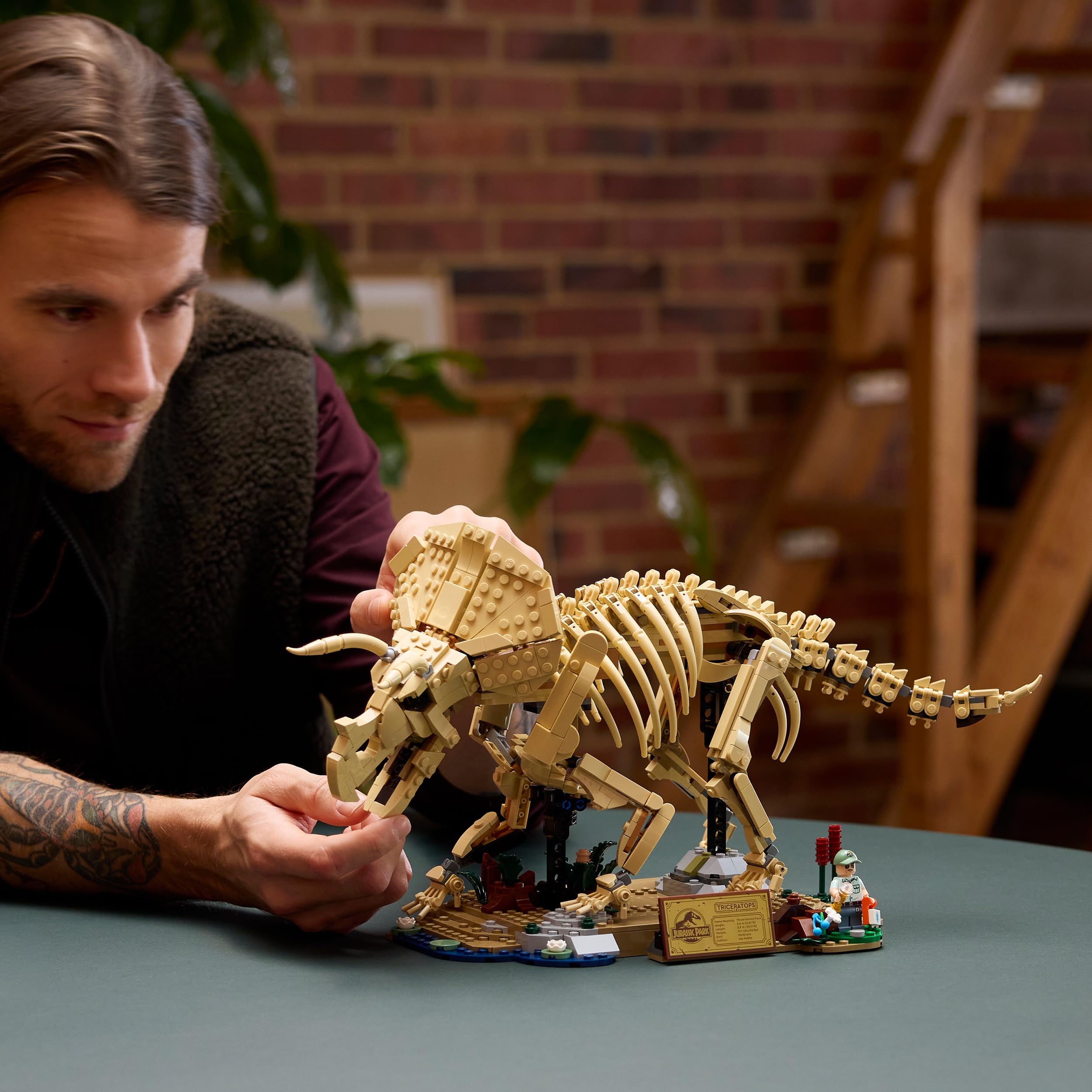 LEGO Jurassic World Fossili di Dinosauro: Triceratopo - Kit Modellismo per Adulti con Minifigure del Dr. Gerry Harding - Decorazione per Scrivania o Scaffale - Regalo per Fan di Jurassic Park - 77985