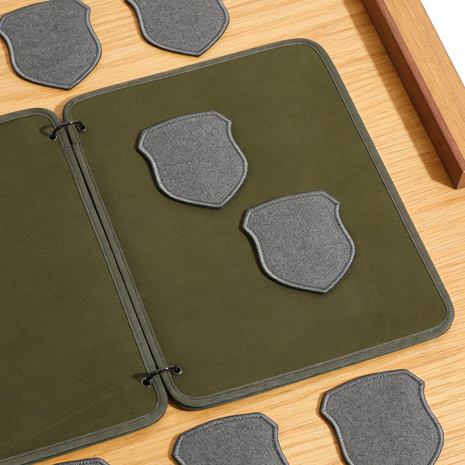 Abaodam Album Porte-Badges Brassard 42 X 32 Cm Vert Olive, Organiseur à Patchs avec Pages Double-Face à Scratch, Dossier de Collection Pliable Usage et Voyage