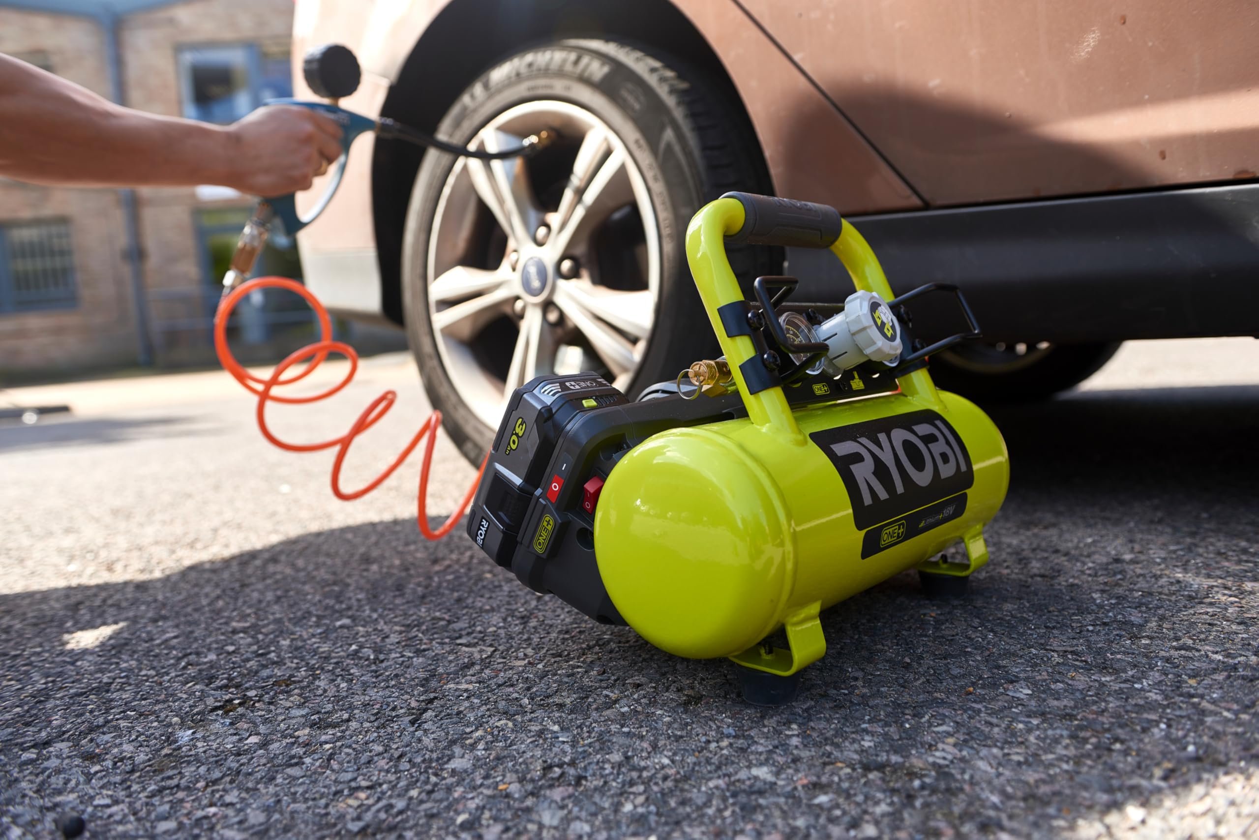 RYOBI - Compresseur d’Air Sans Fil 18V ONE+ R18AC-0 – Pression Max 8,3 Bars, Compact, Léger et Puissant, Idéal Gonflage Pneus, Outils Pneumatiques et Travaux de Bricolage – Batterie Non Incluse