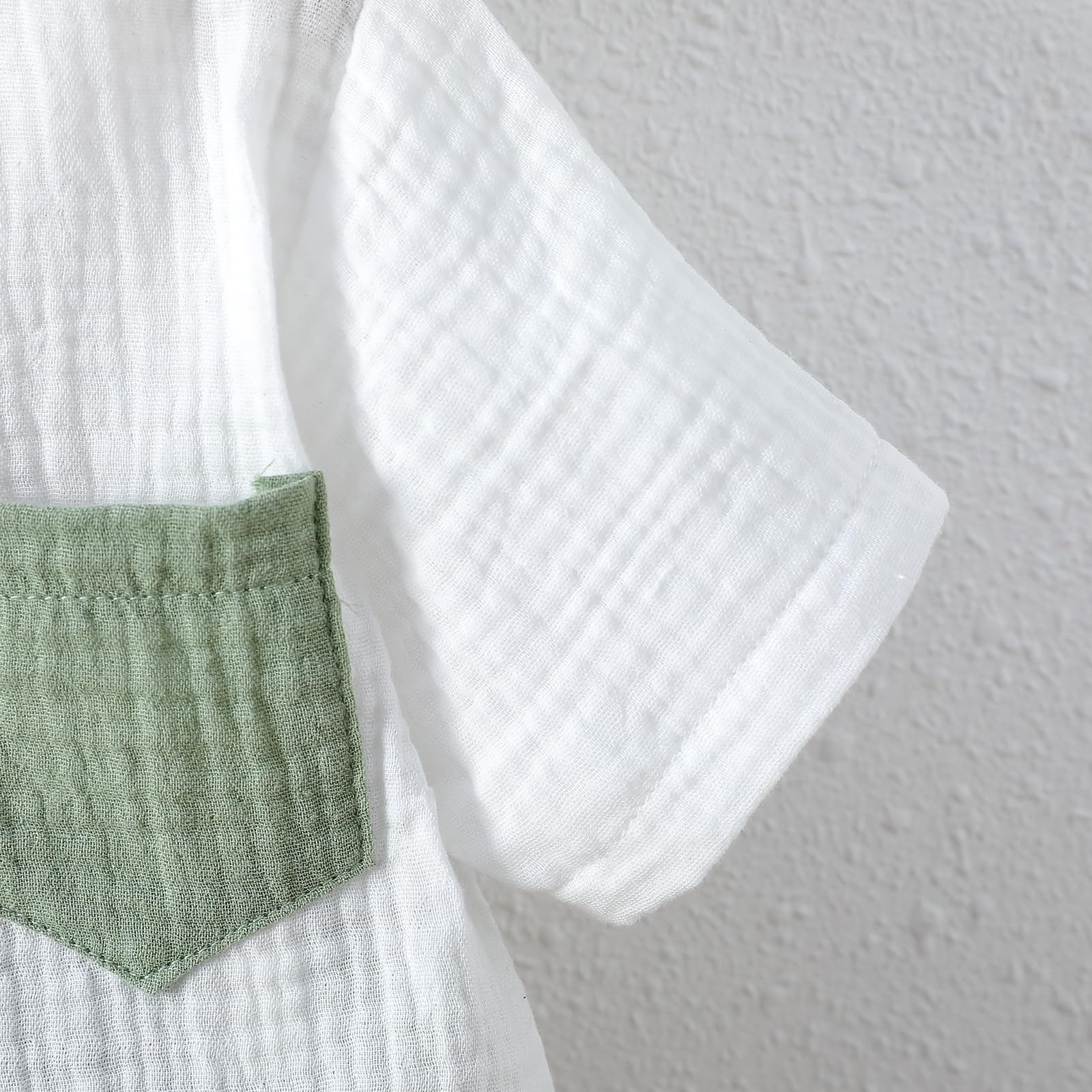 Conjunto de camisa y pantalones cortos Henley de manga corta para bebé, de muselina, color verde arrugado — view 4