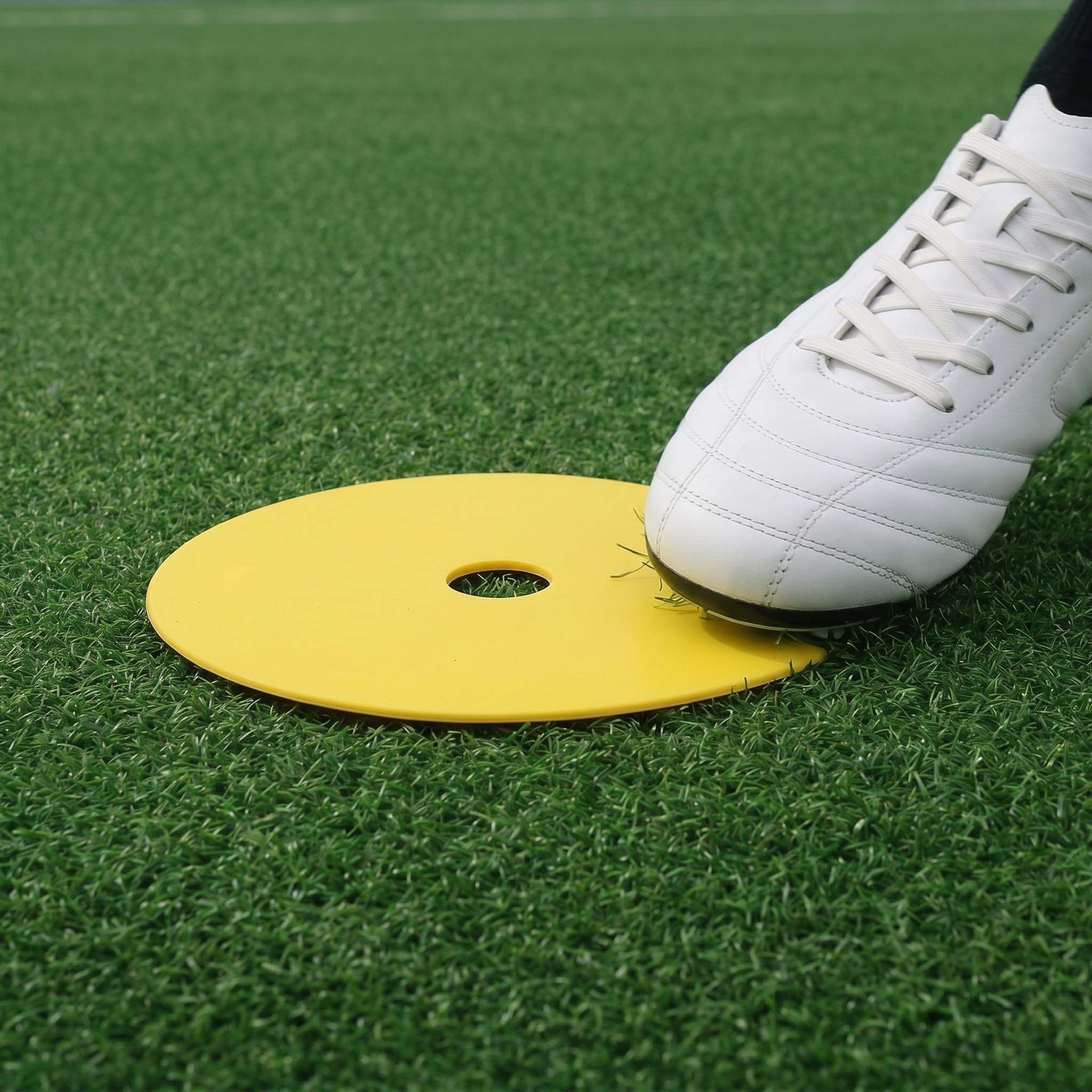 15 Conos Planos marcadores de Puntos: Conos de fútbol Antideslizantes de 6 Pulgadas con Orificios para el Suelo - marcadores de Puntos para cancha de fútbol, ​​Discos Planos, Equipo de
