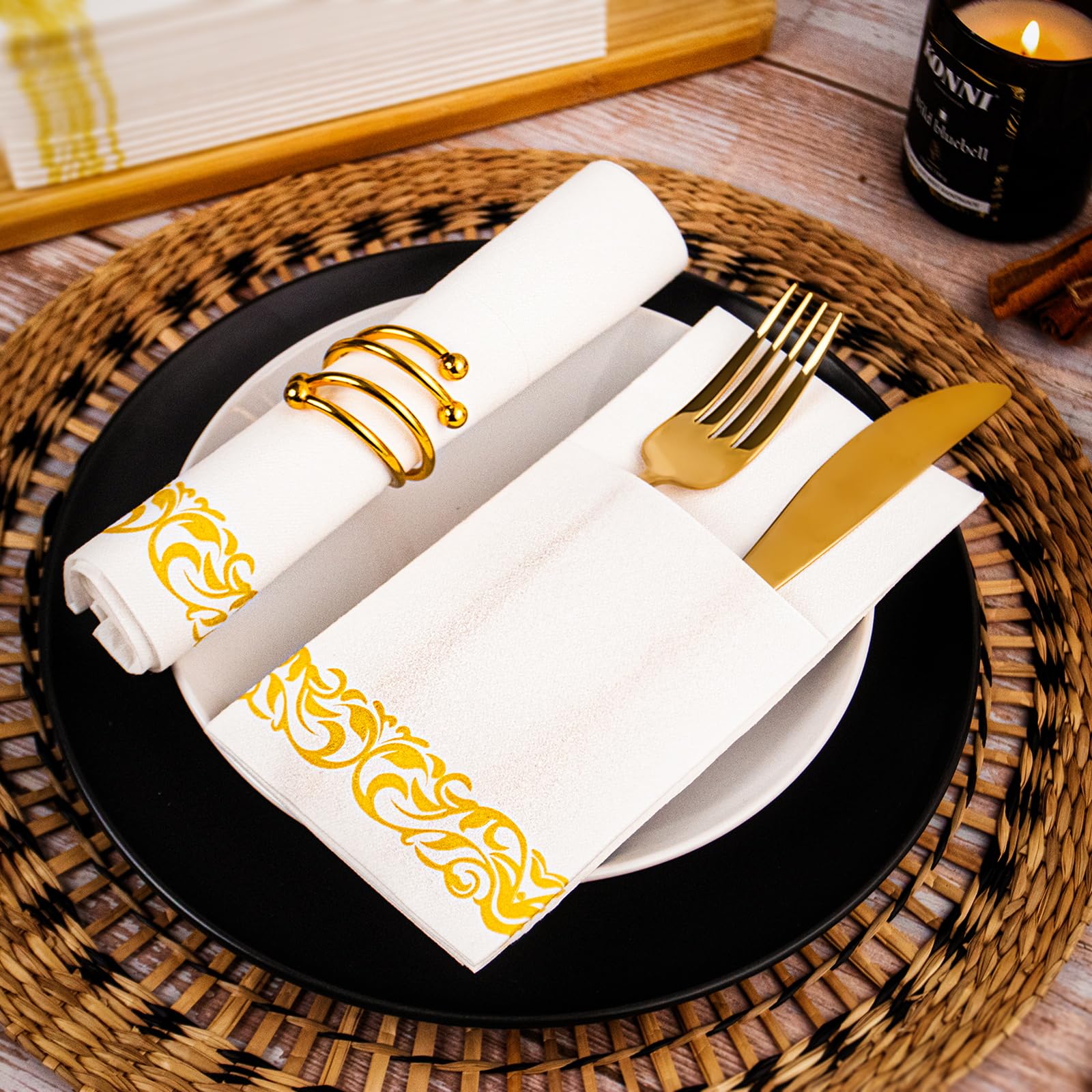 KAMMAK Servilletas de cena con bolsillo integrado para cubiertos, servilletas de papel desechables absorbentes con tacto de lino blanco y dorado para fiestas, bodas, cenas o eventos, preplegadas,