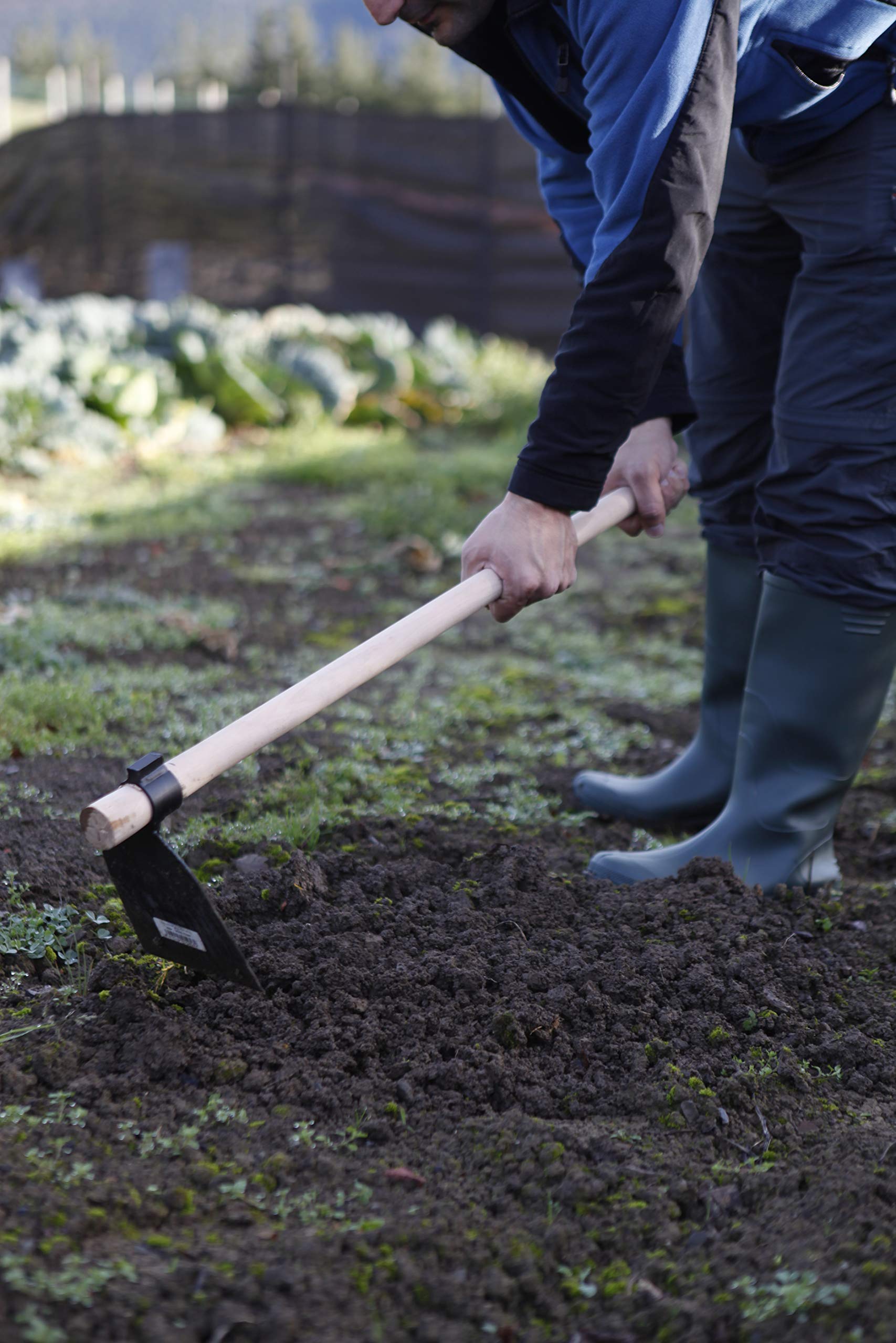 Houe avec manche - Acier trempé et forgé - Tête avec bord affûté - Manche en bois de 130 cm - Poids 800 g - Idéal pour l'agriculture et le jardinage - Bikain