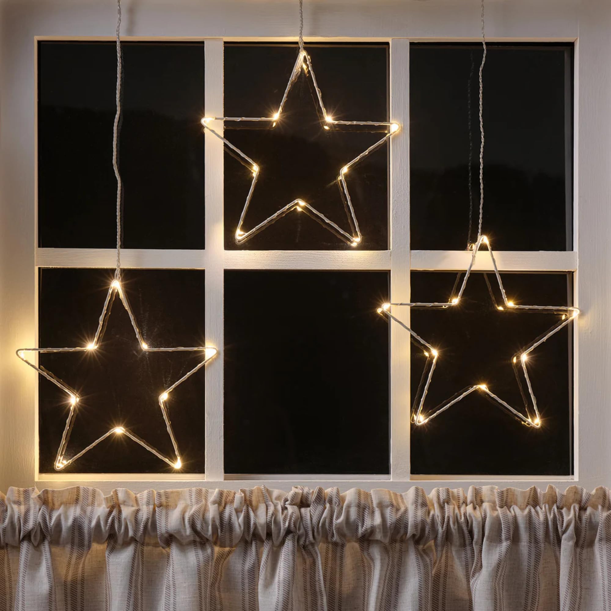 Lights4fun 2 x Décoration Lumineuse 3 Etoiles LED à Suspendre pour Fenêtre à Piles