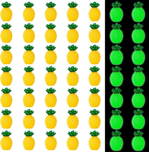 Simgoing 50 piezas de mini piñas de resina, diminutas figuras de piña que brillan en la oscuridad, decoración de piña falsa, lindo adorno de fruta