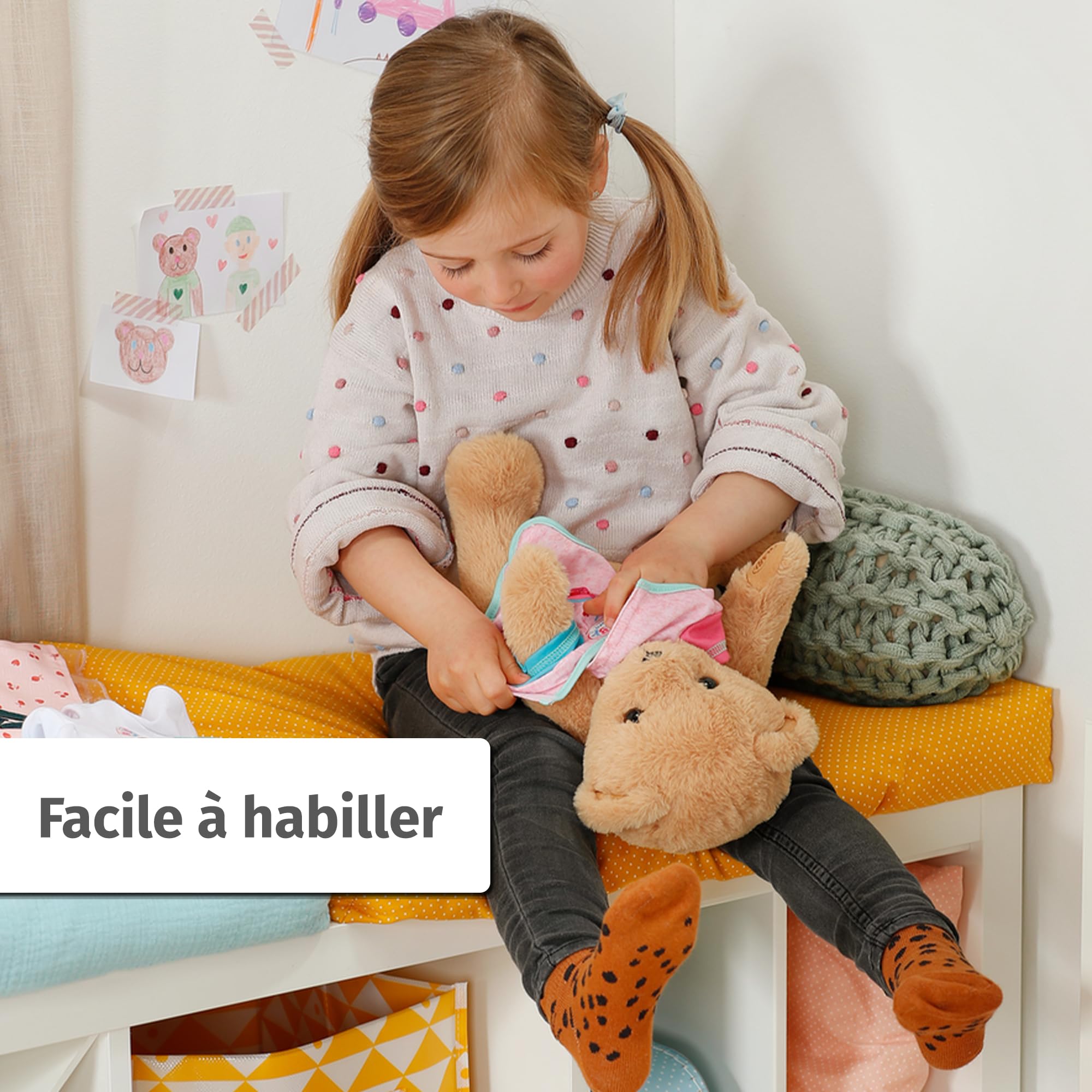 BABY born Teddy Chantant - Ours en Peluche avec Fonction sonore & grenouillère Blanche - Bras et Jambes Mobiles - Convient aux Enfants de 18 Mois et Plus - Chante 5 chansons allemandes de la série