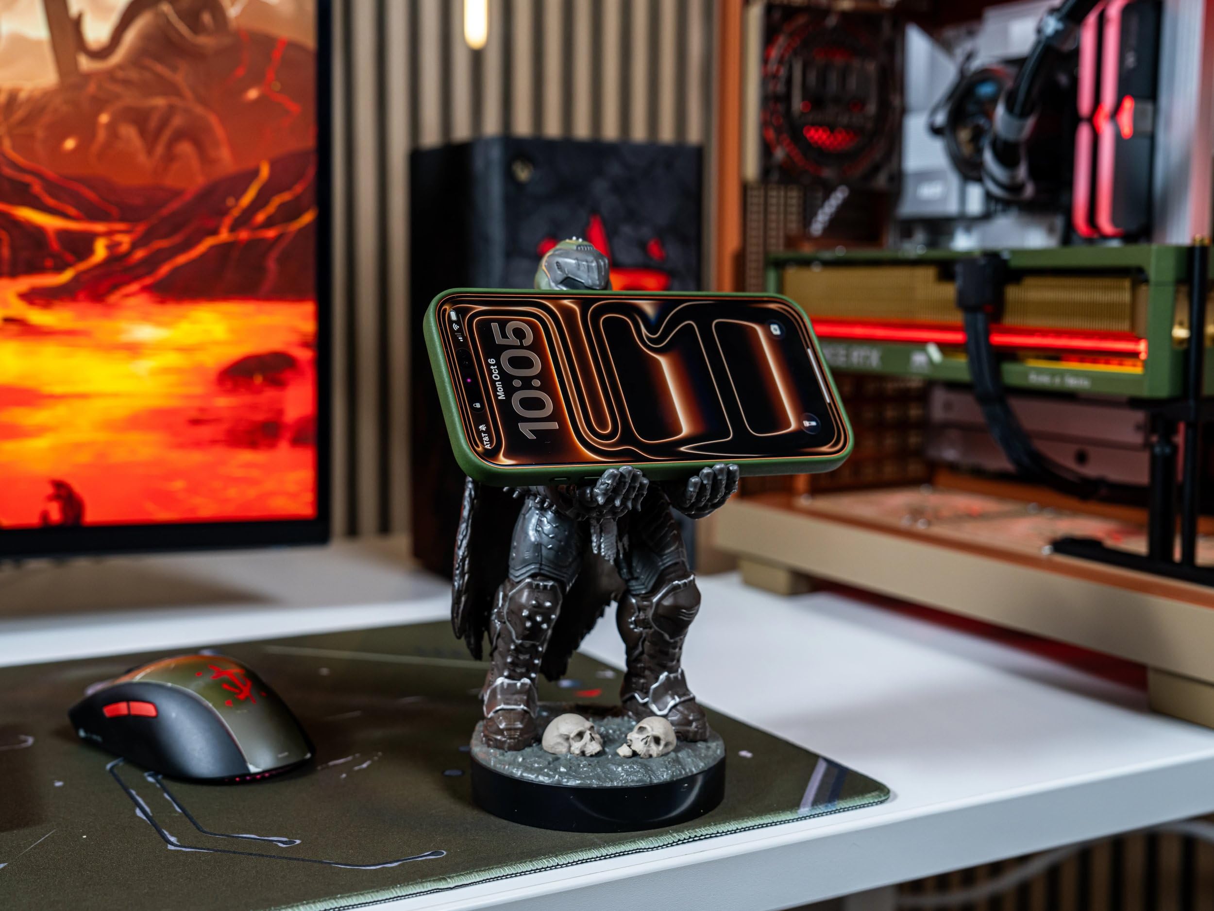 Cableguys Doomslayer Soporte Mando y Movil - Figuras Soporte para movil y Mando, Compatible con Xbox, PlayStation y la mayoría de mandos estándar, Accesorios Escritorio para Setup Gaming