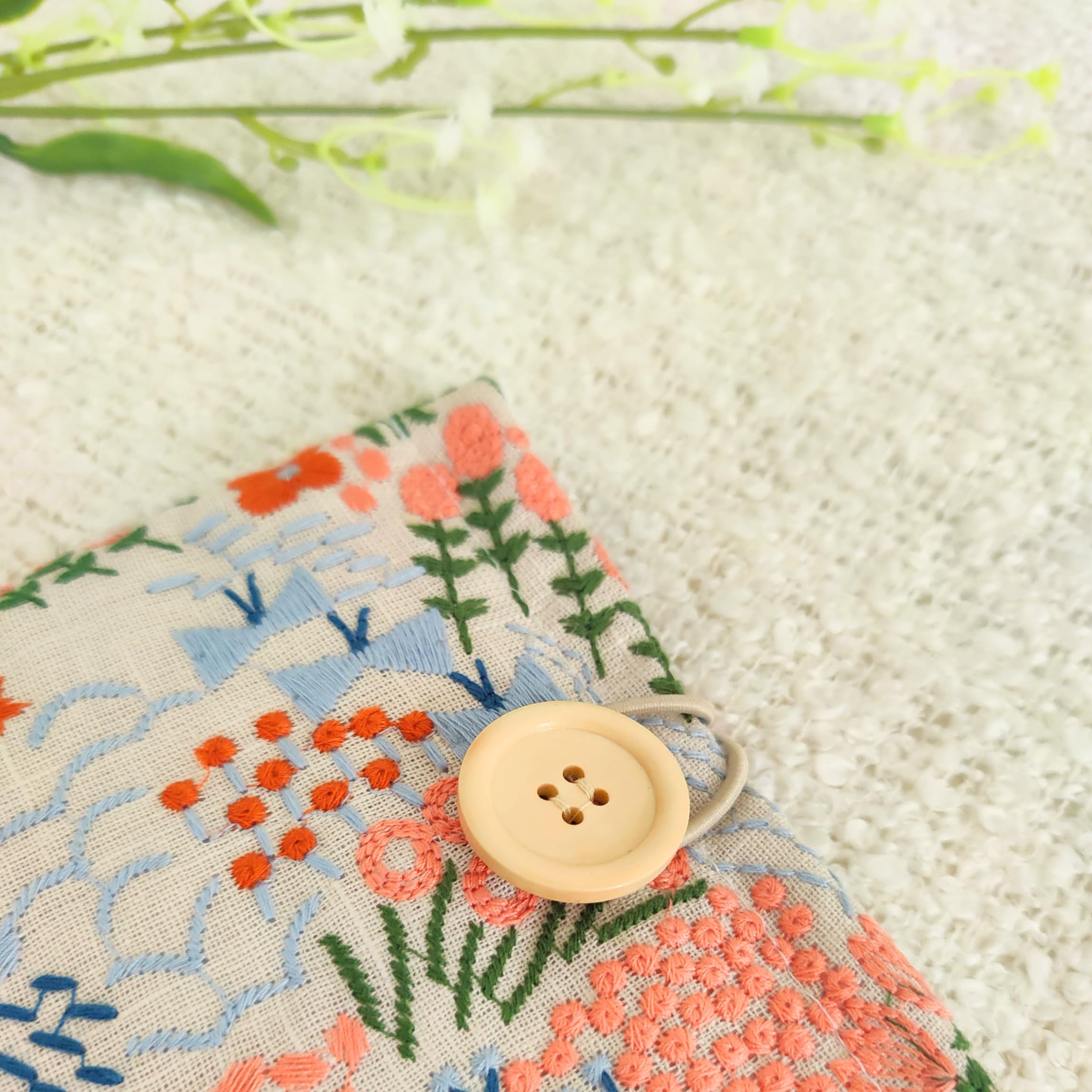 Custodia per Kindle - Cover floreale ricamata per Paperwhite/Basic (15,2 cm) e Signature (17,8 cm), con imbottitura in cotone, chiusura a bottone, accessorio, 19,8 x 15,9 cm, motivo floreale beige