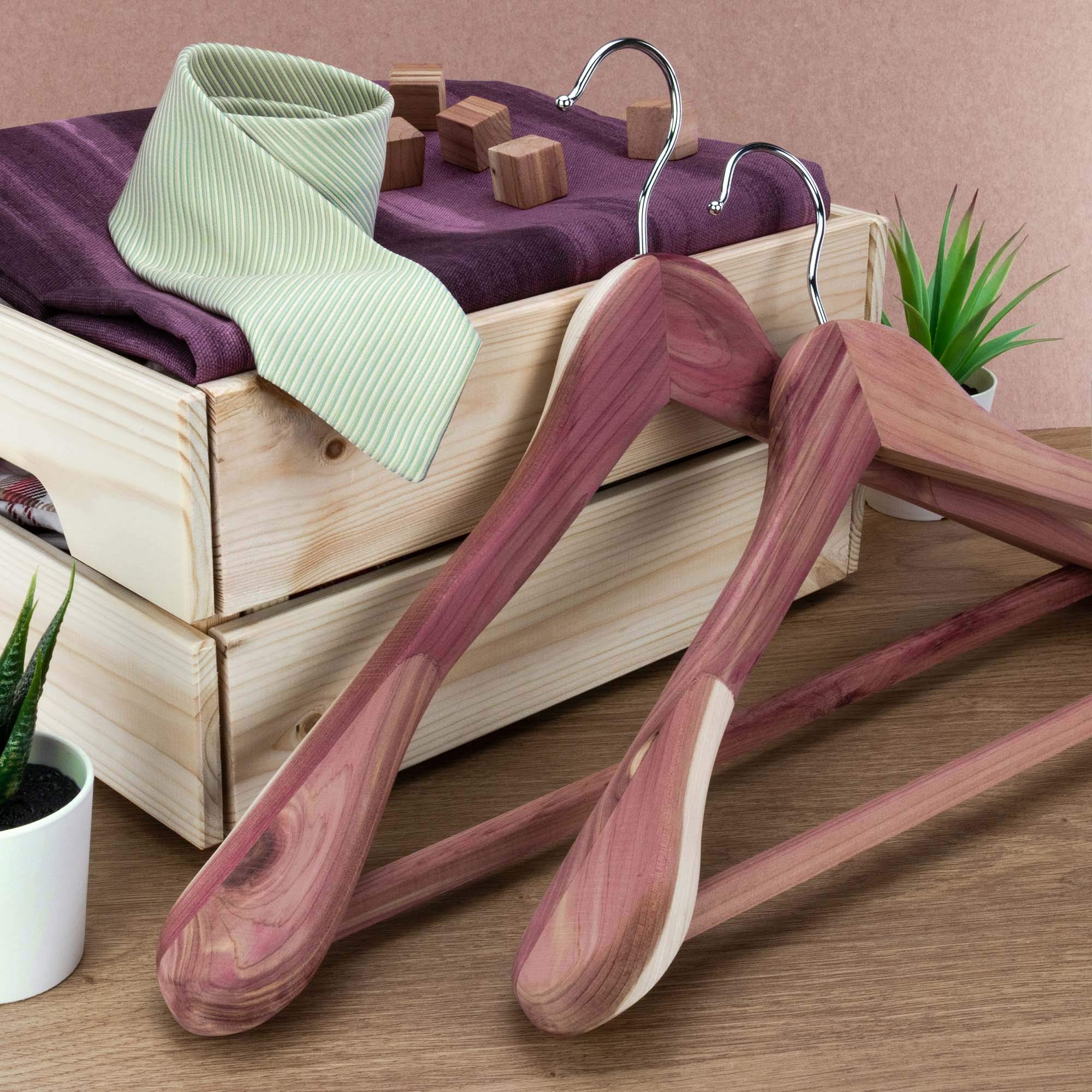 Hangerworld 5 Perchas Traje 45cm Madera de Cedro Antipolilla Hombreras Anchas Barra Antideslizante