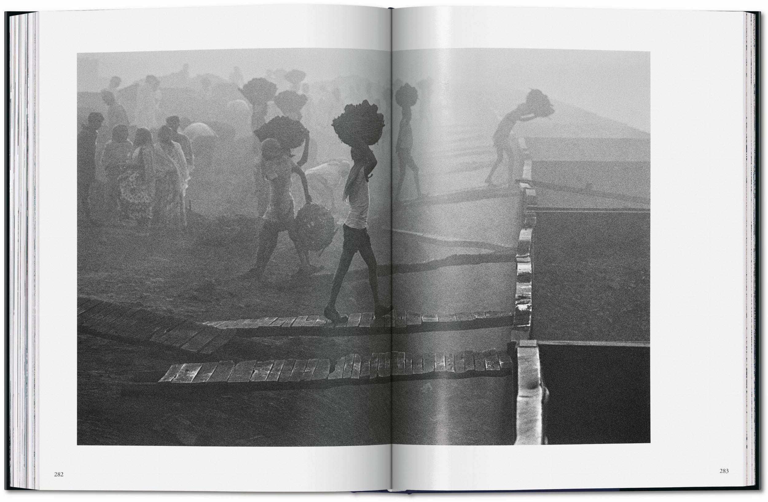 Sebastião Salgado. Workers. An Archaeology of the Industrial Age (Photography Book)