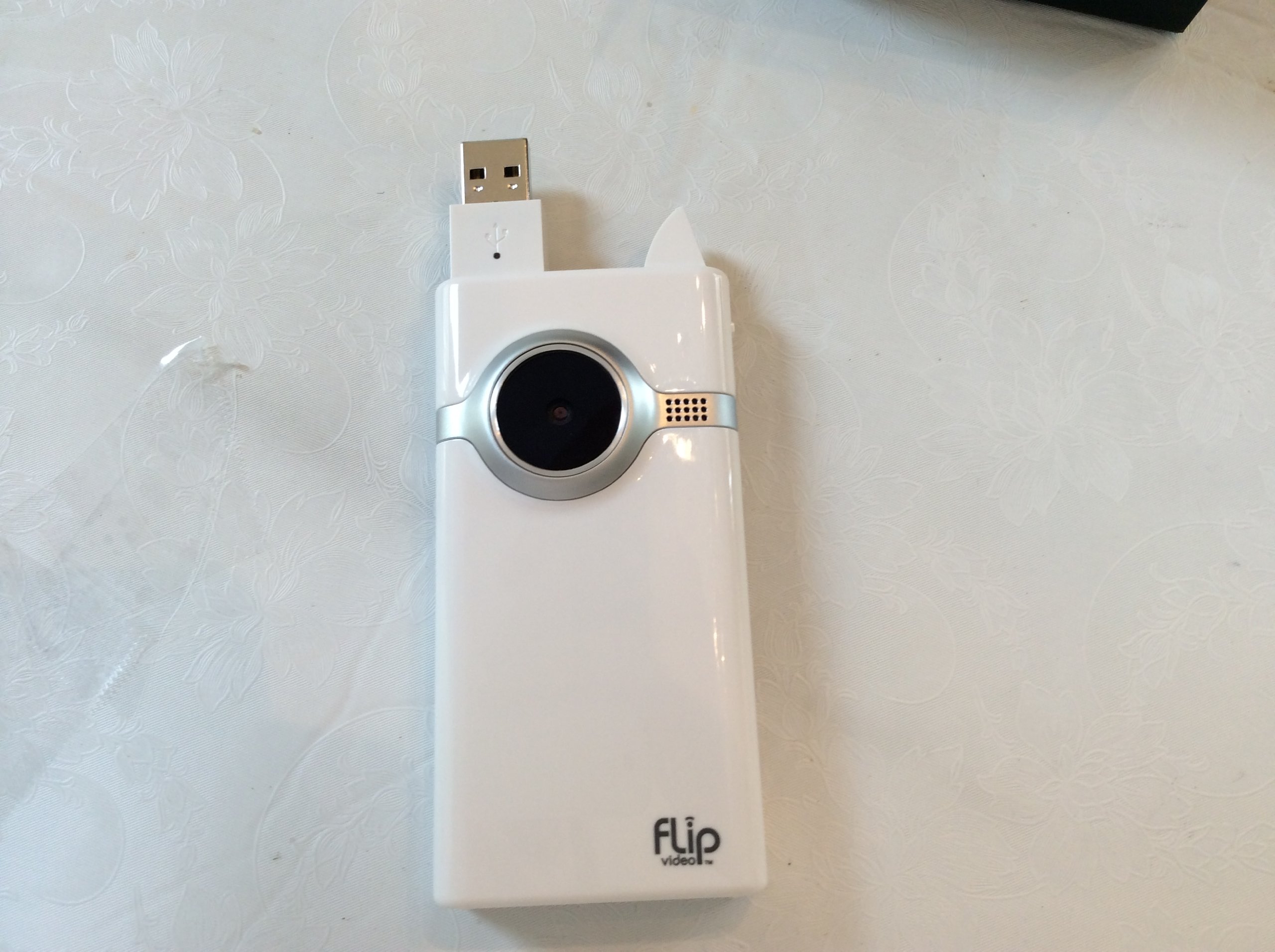 Amazon.com : Flip Mino Video Camera - White, 2 GB, 1 Hour (1st